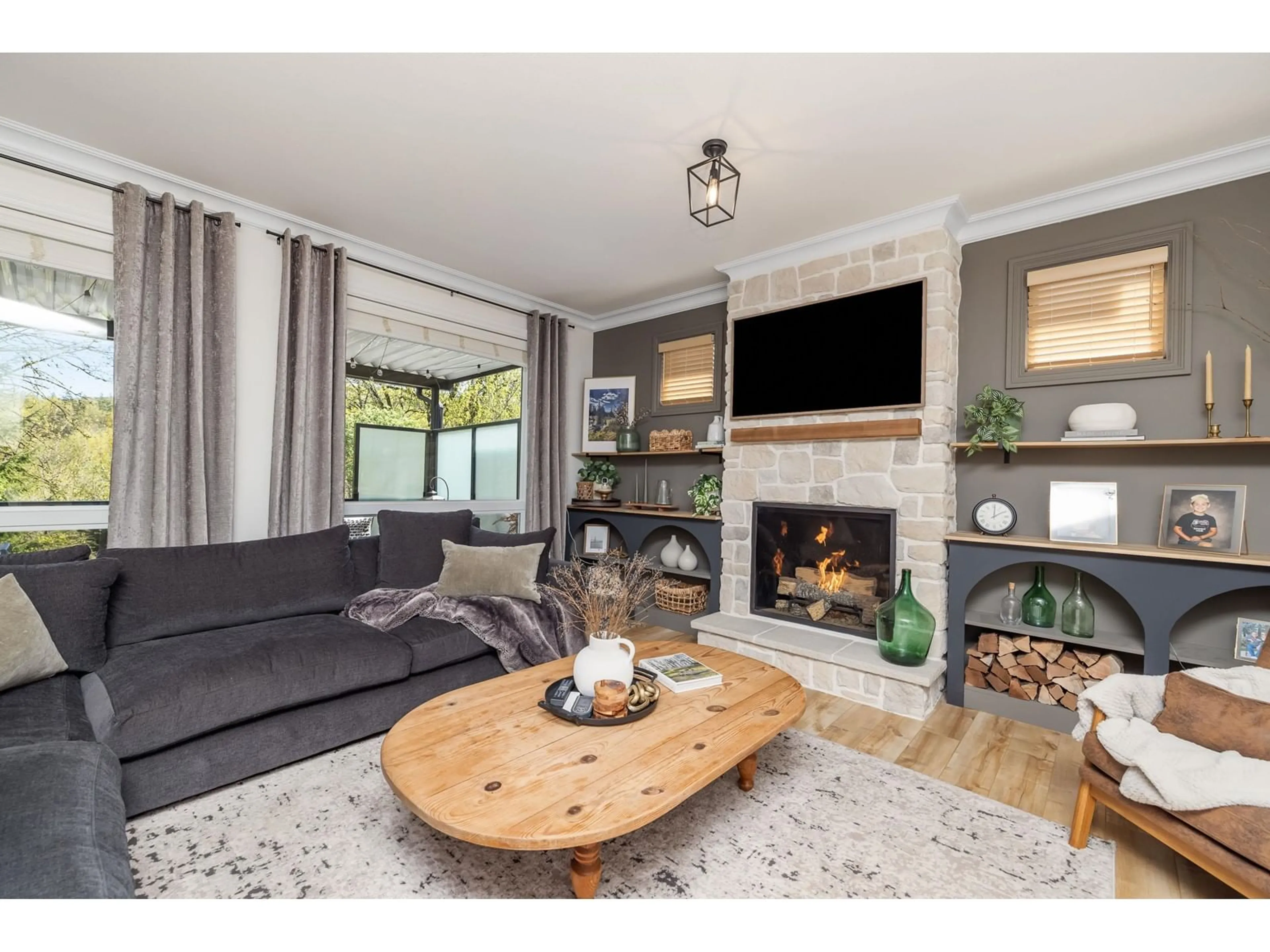 Living room with furniture, unknown for 3958 CAVES, Abbotsford British Columbia V3G0A1