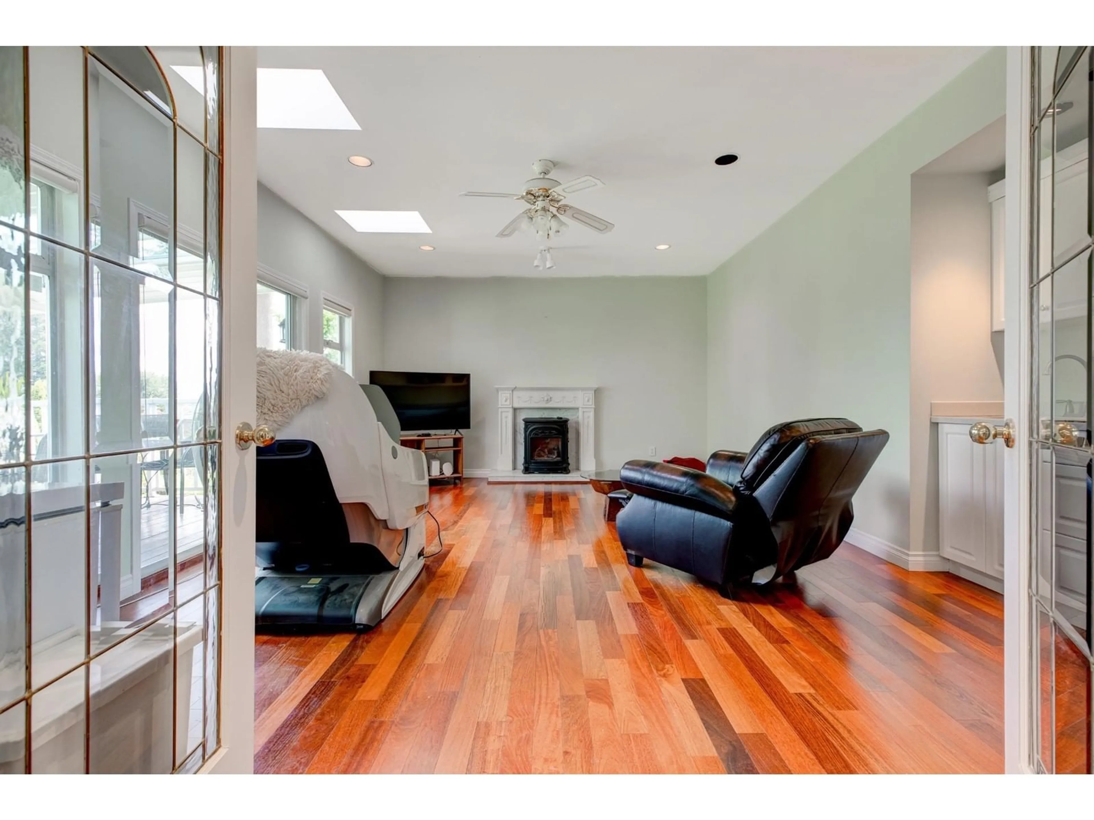 Living room with furniture, unknown for 16661 CHERRYHILL, Surrey British Columbia V4N1W2