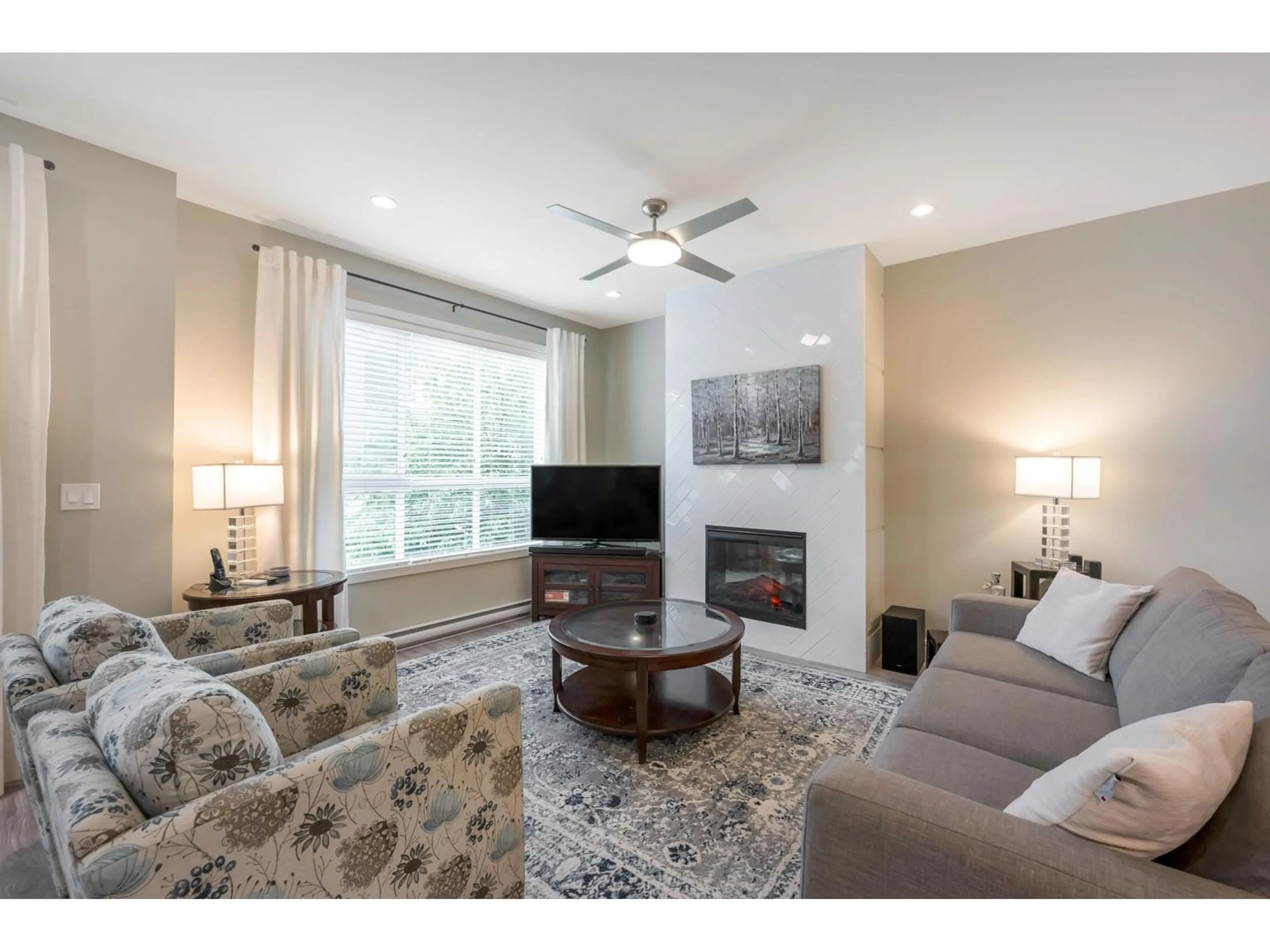 Living room with furniture, wood/laminate floor for 31 - 1938 PARALLEL NORTH, Abbotsford British Columbia V3G0H1