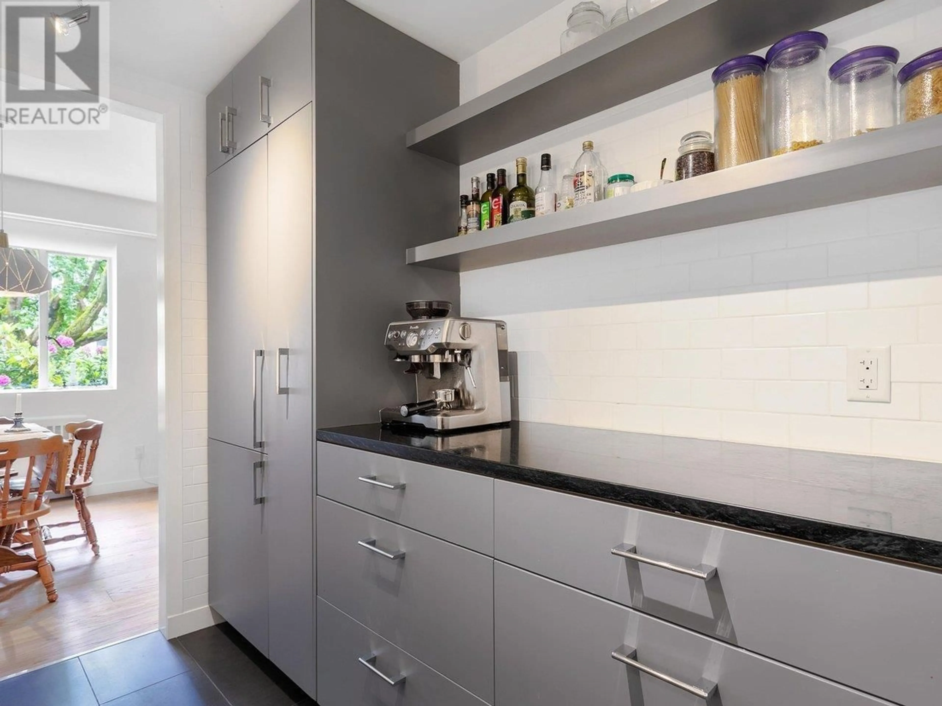Contemporary kitchen, unknown for 107 - 1949 BEACH AVENUE, Vancouver British Columbia V6G1Z2
