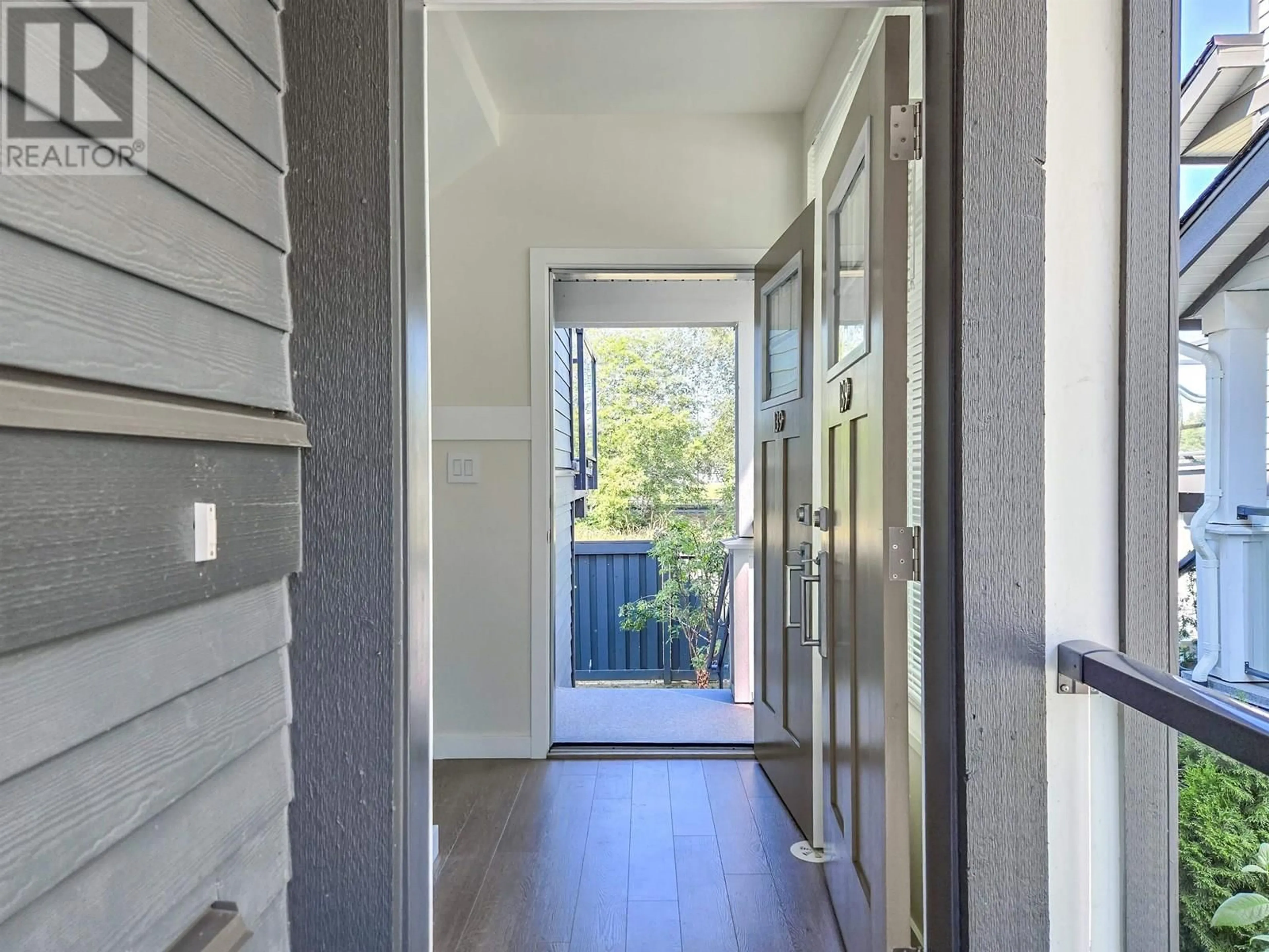 Indoor entryway for 139 - 19451 SUTTON AVENUE, Pitt Meadows British Columbia V3Y0G6