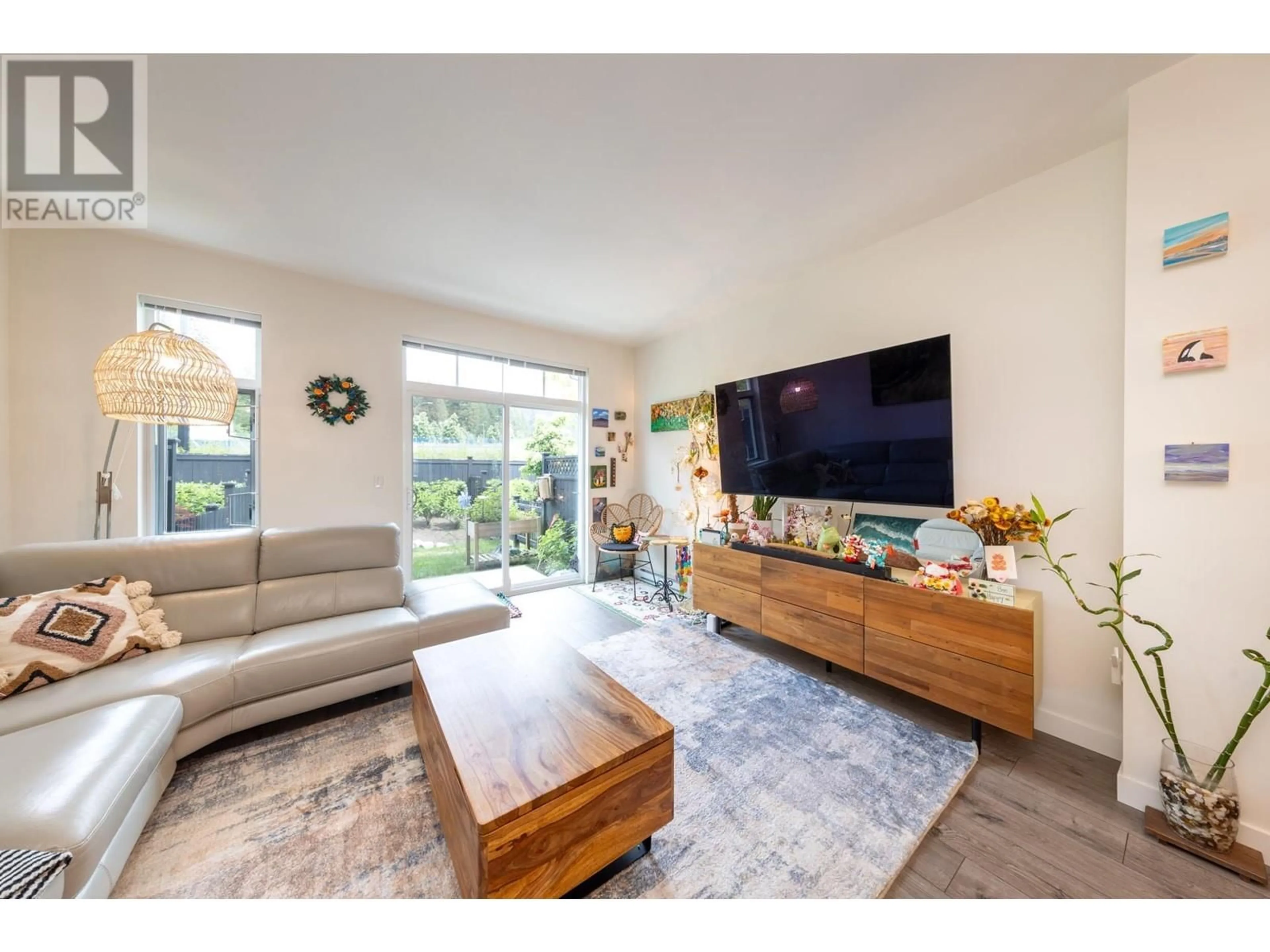 Living room with furniture, wood/laminate floor for 140 - 3565 BAYCREST AVENUE, Coquitlam British Columbia V3B2W7