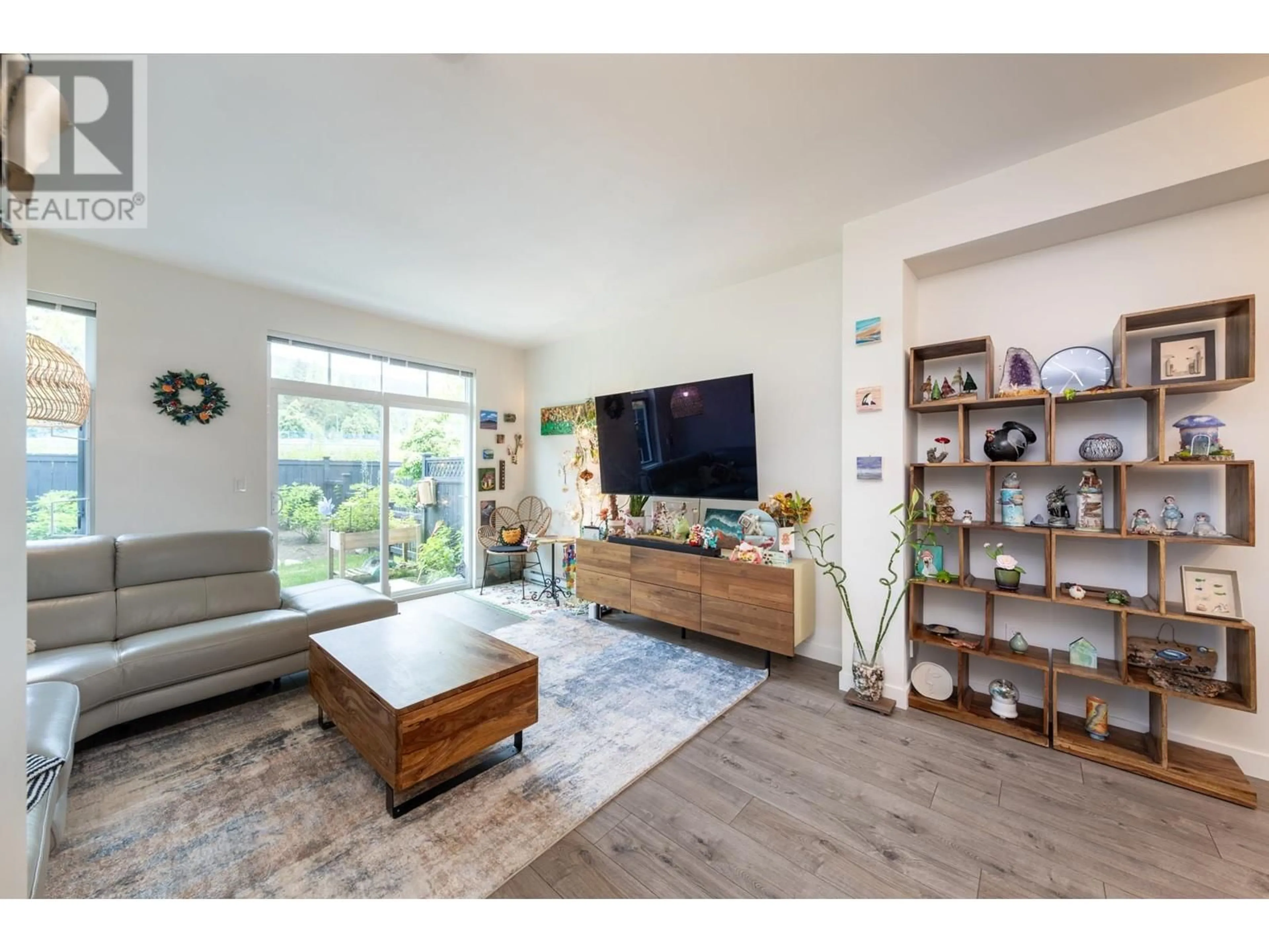 Living room with furniture, wood/laminate floor for 140 - 3565 BAYCREST AVENUE, Coquitlam British Columbia V3B2W7