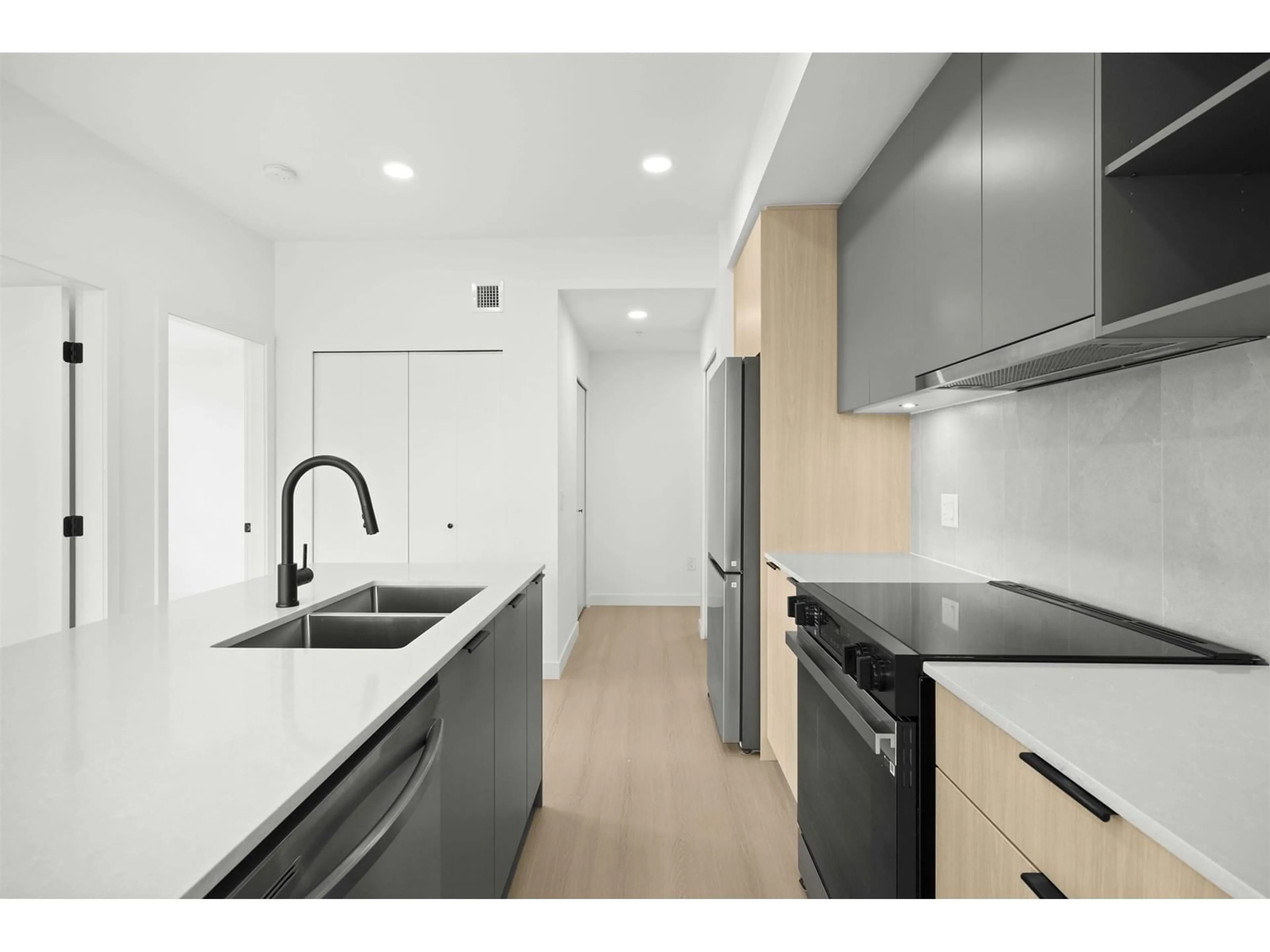 Standard kitchen, unknown for 532 - 9456 134, Surrey British Columbia V3V0G8