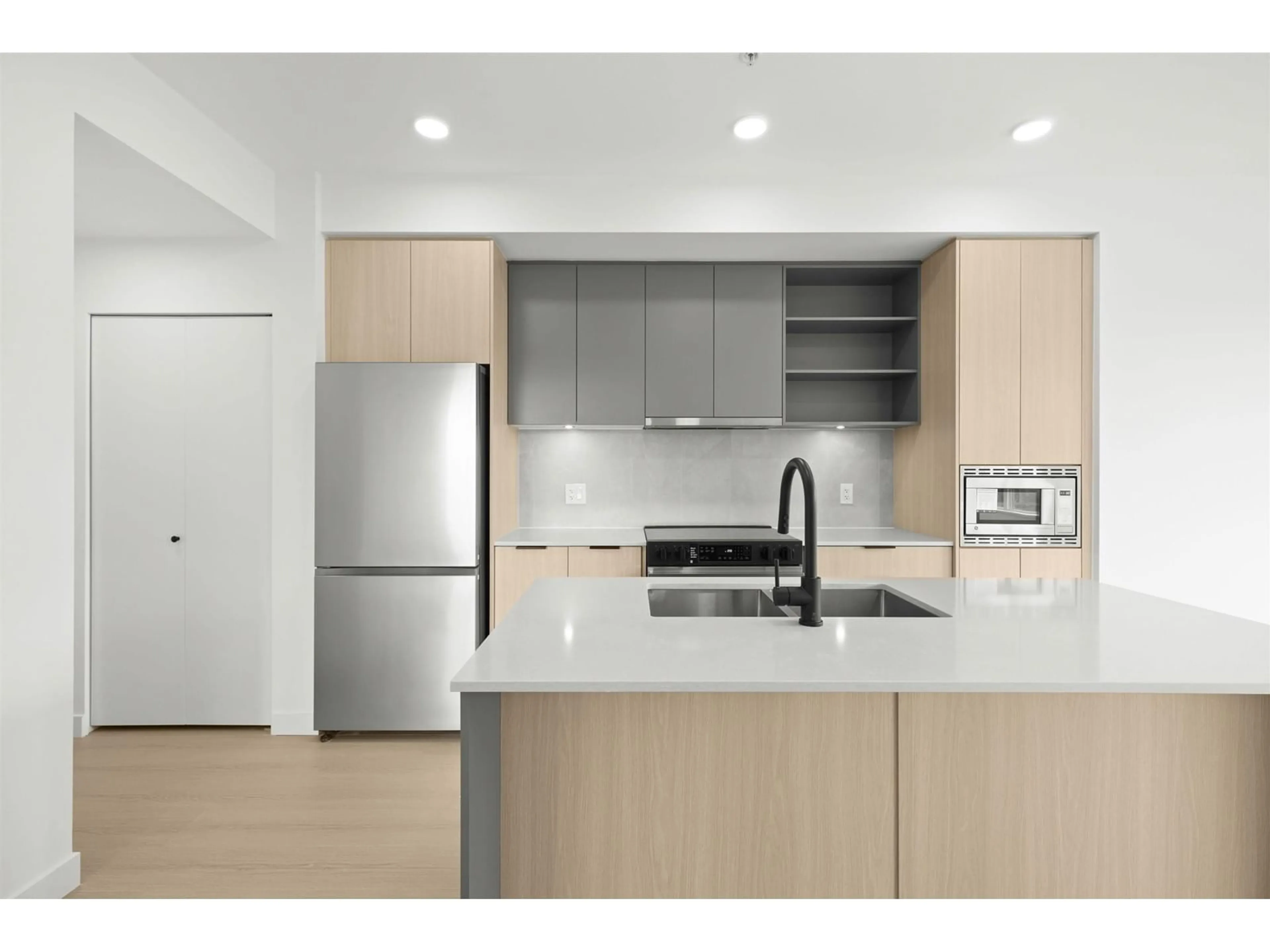 Standard kitchen, unknown for 532 - 9456 134, Surrey British Columbia V3V0G8