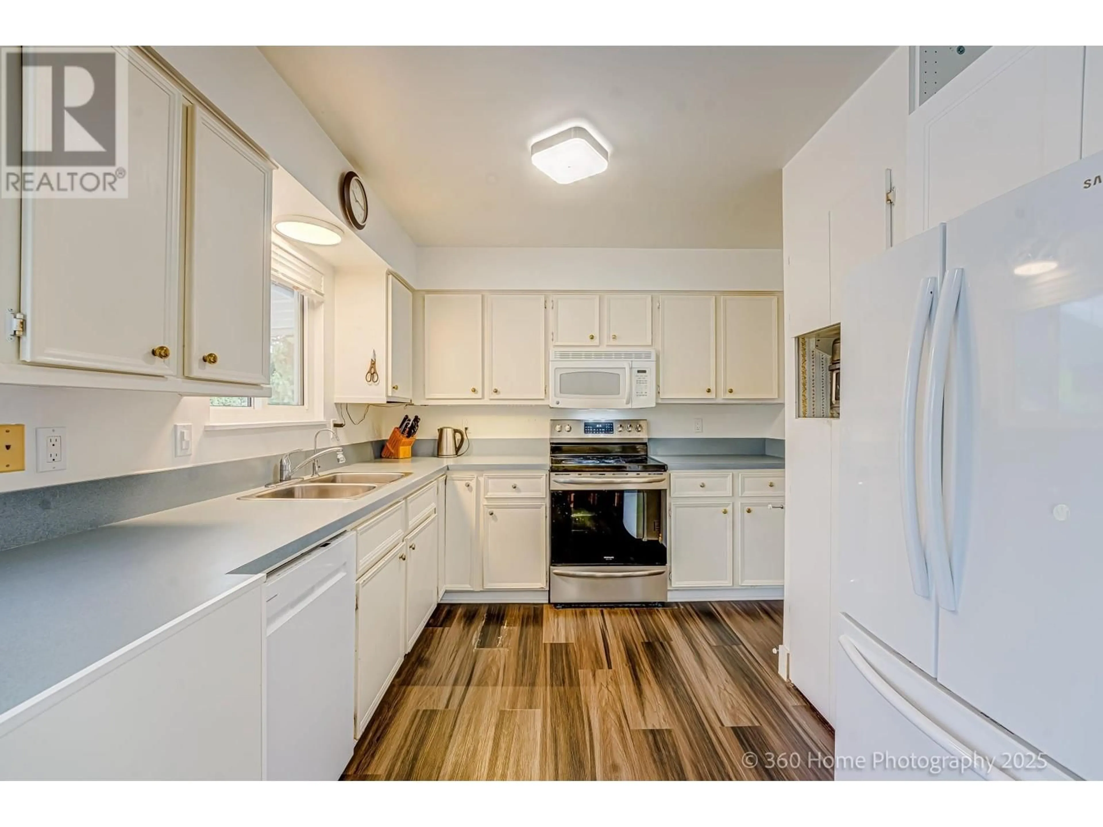 Standard kitchen, wood/laminate floor for 3958 COAST MERIDIAN ROAD, Port Coquitlam British Columbia V3B3P4