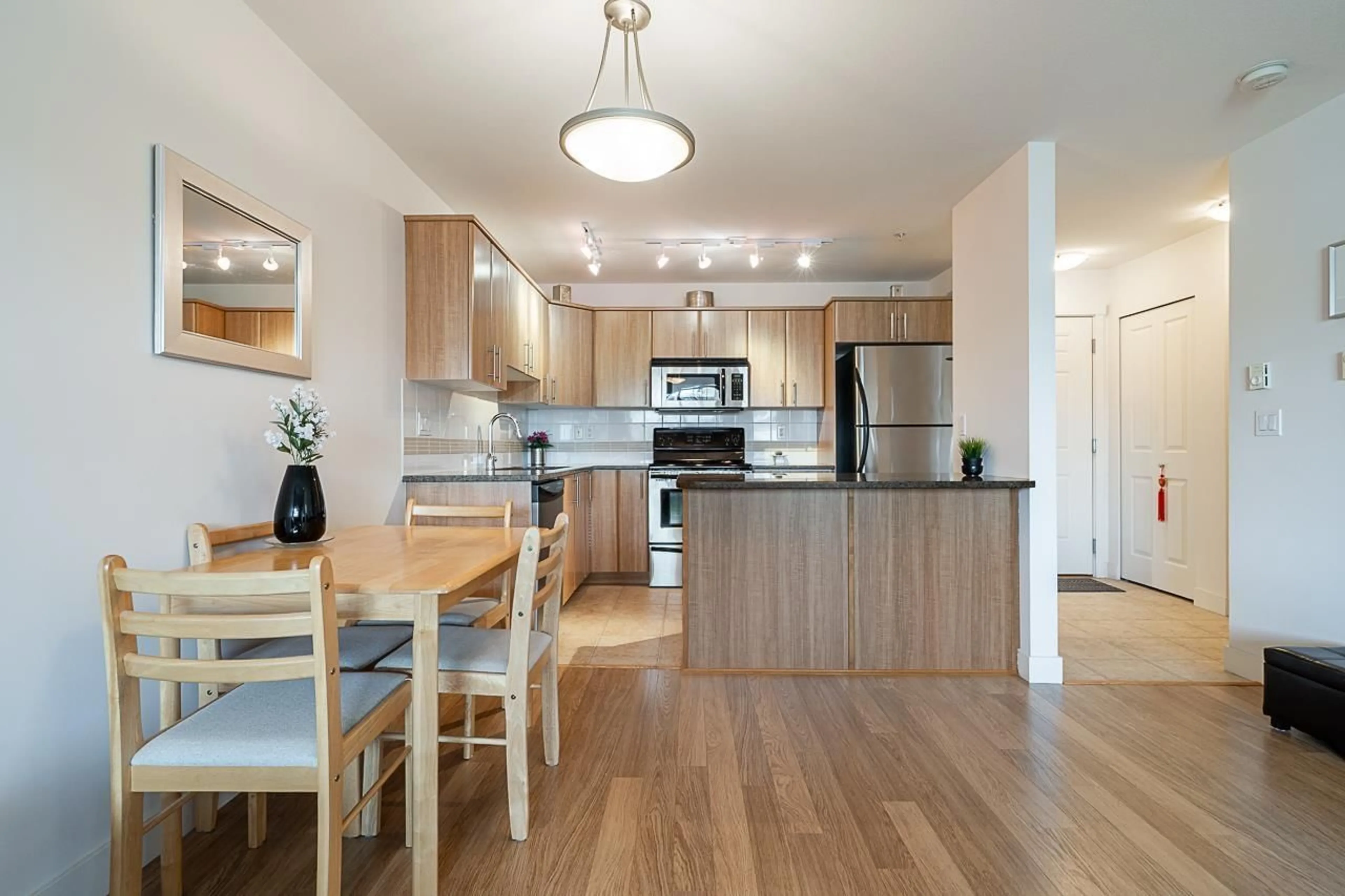 Open concept kitchen, wood/laminate floor for 309 - 19320 65, Surrey British Columbia V4N0A3