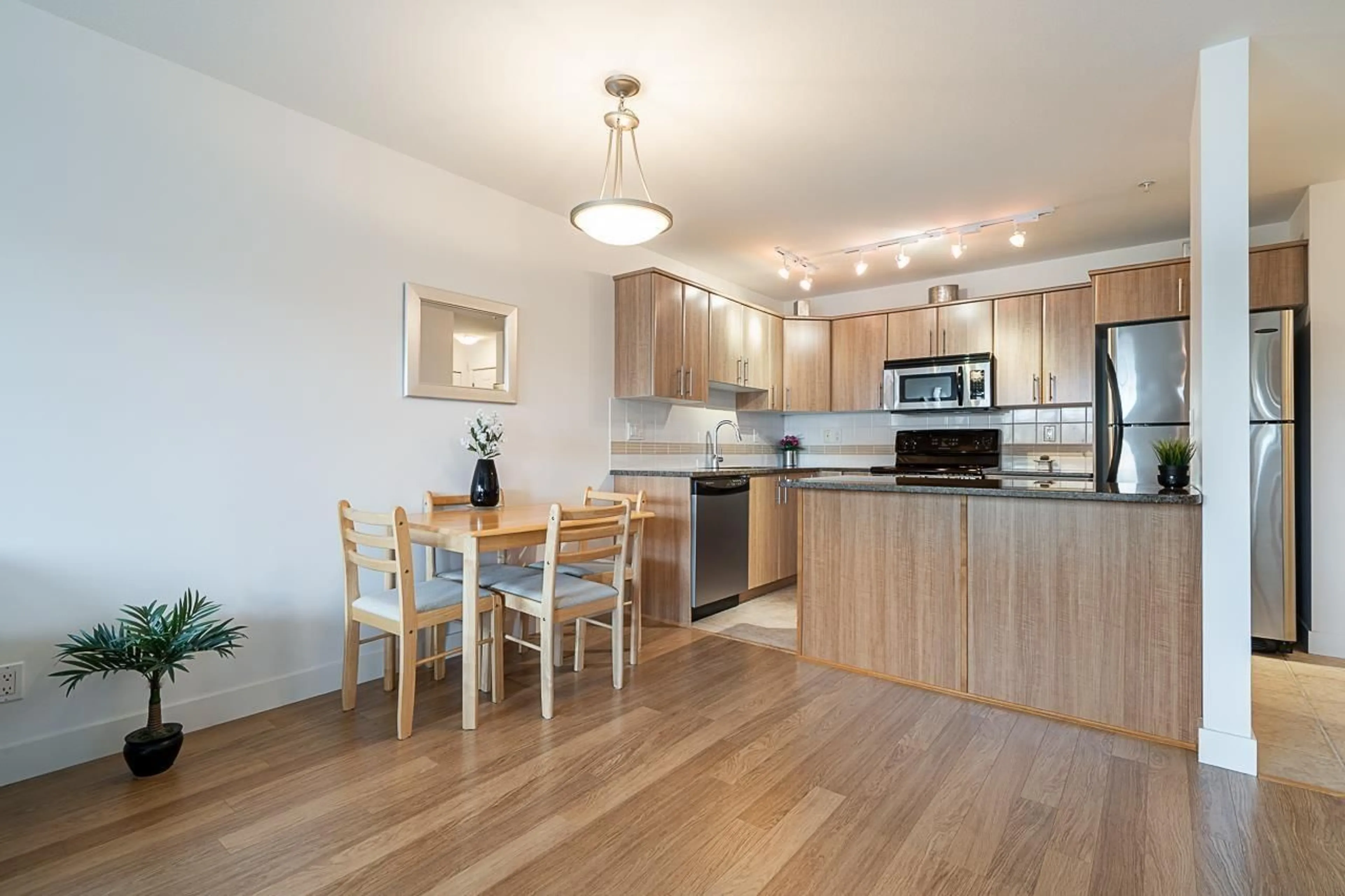 Open concept kitchen, wood/laminate floor for 309 - 19320 65, Surrey British Columbia V4N0A3