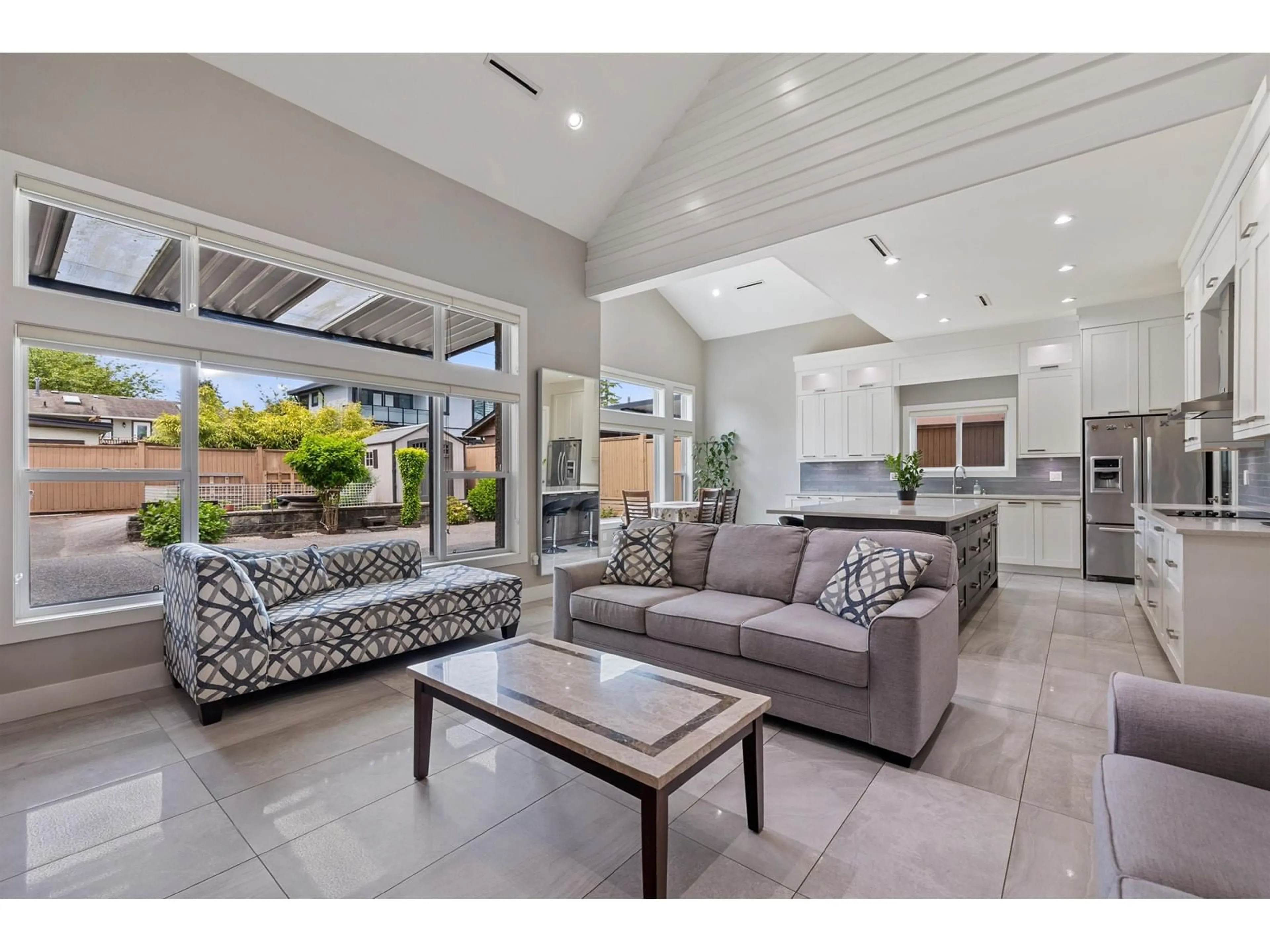 Living room with furniture, ceramic/tile floor for 9241 127, Surrey British Columbia V3V5H4