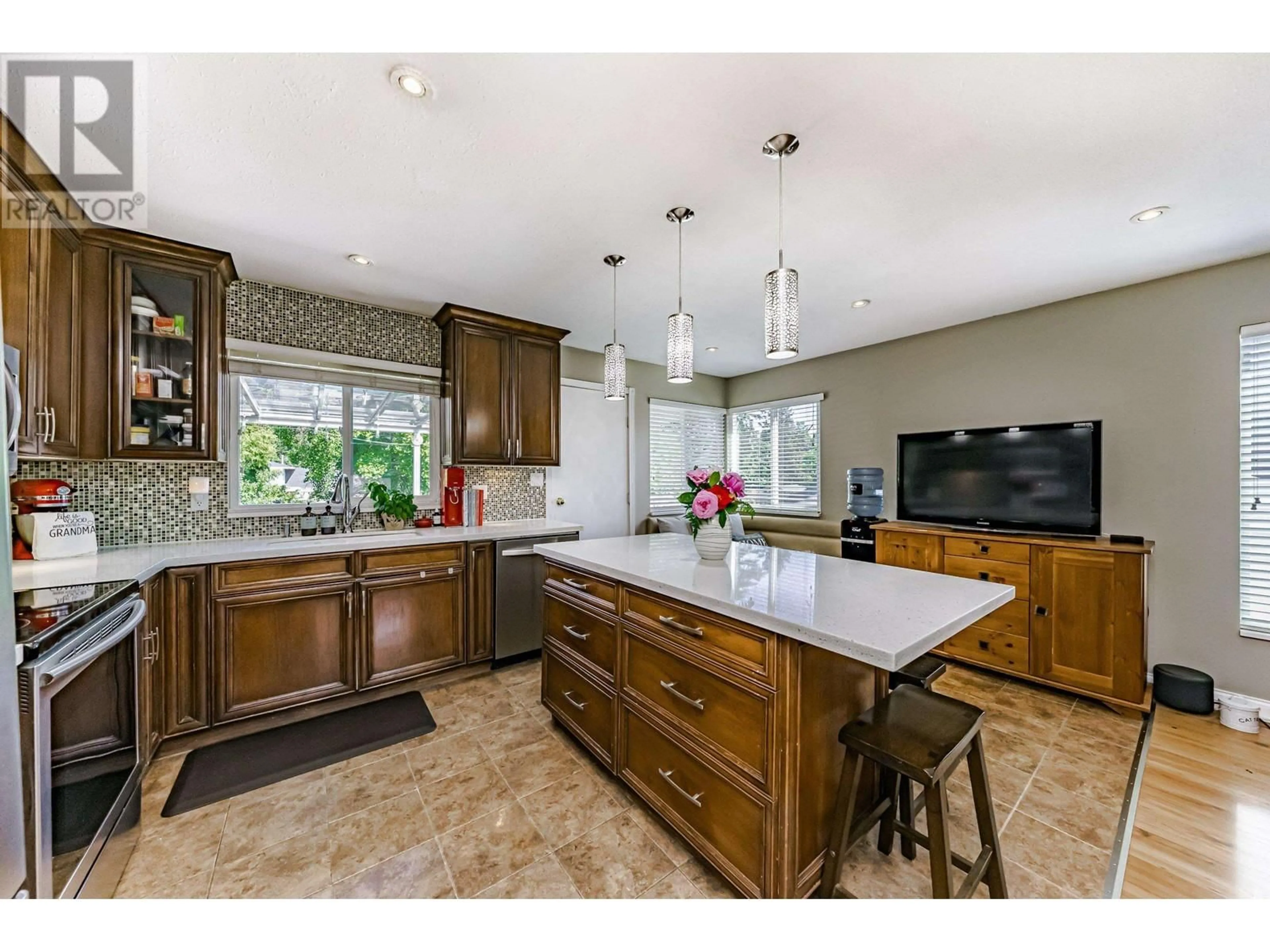 Open concept kitchen, ceramic/tile floor for 12512 222 STREET, Maple Ridge British Columbia V2X0W5