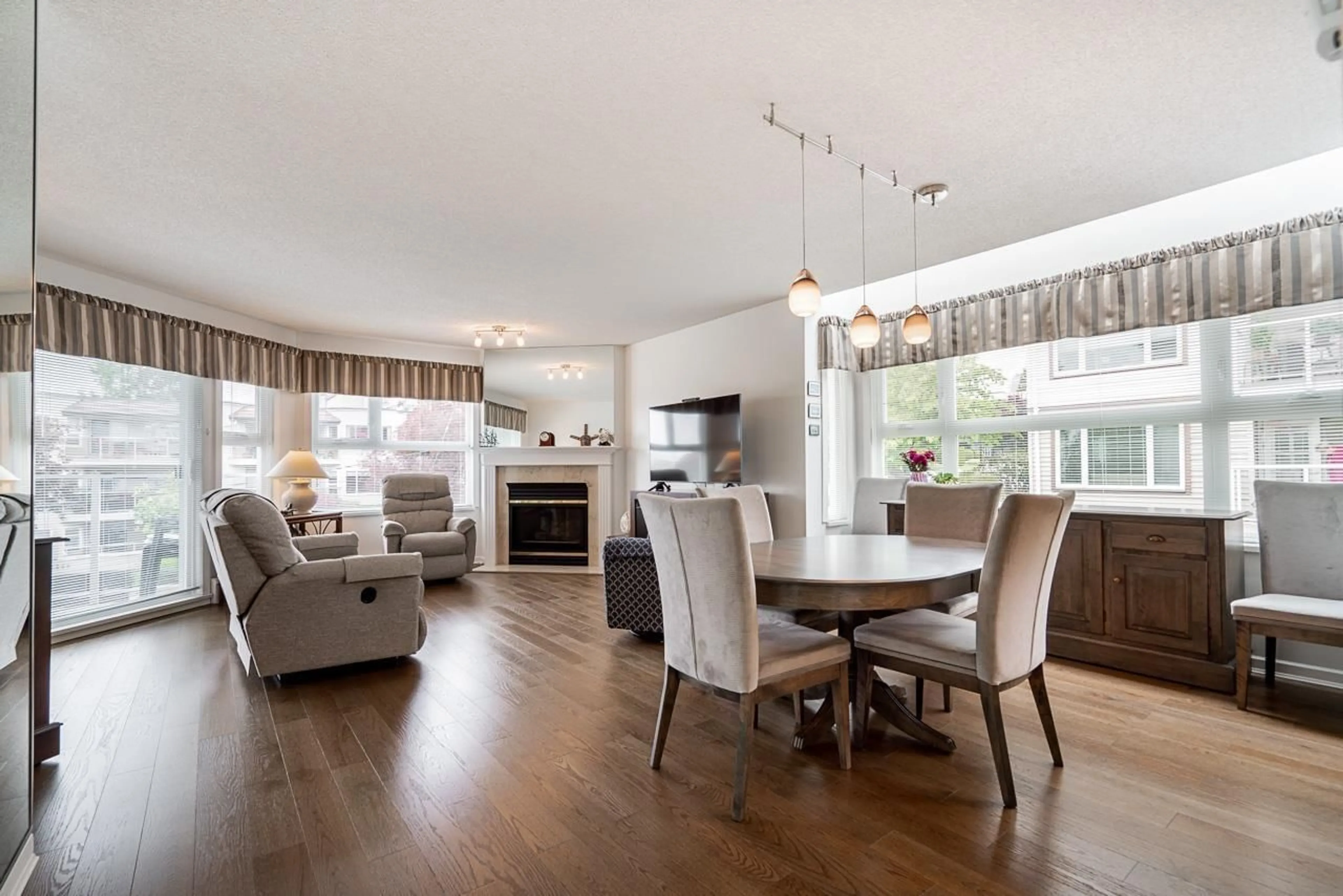 Dining room, wood/laminate floor for 305 - 15367 BUENA VISTA, White Rock British Columbia V4B1Y7