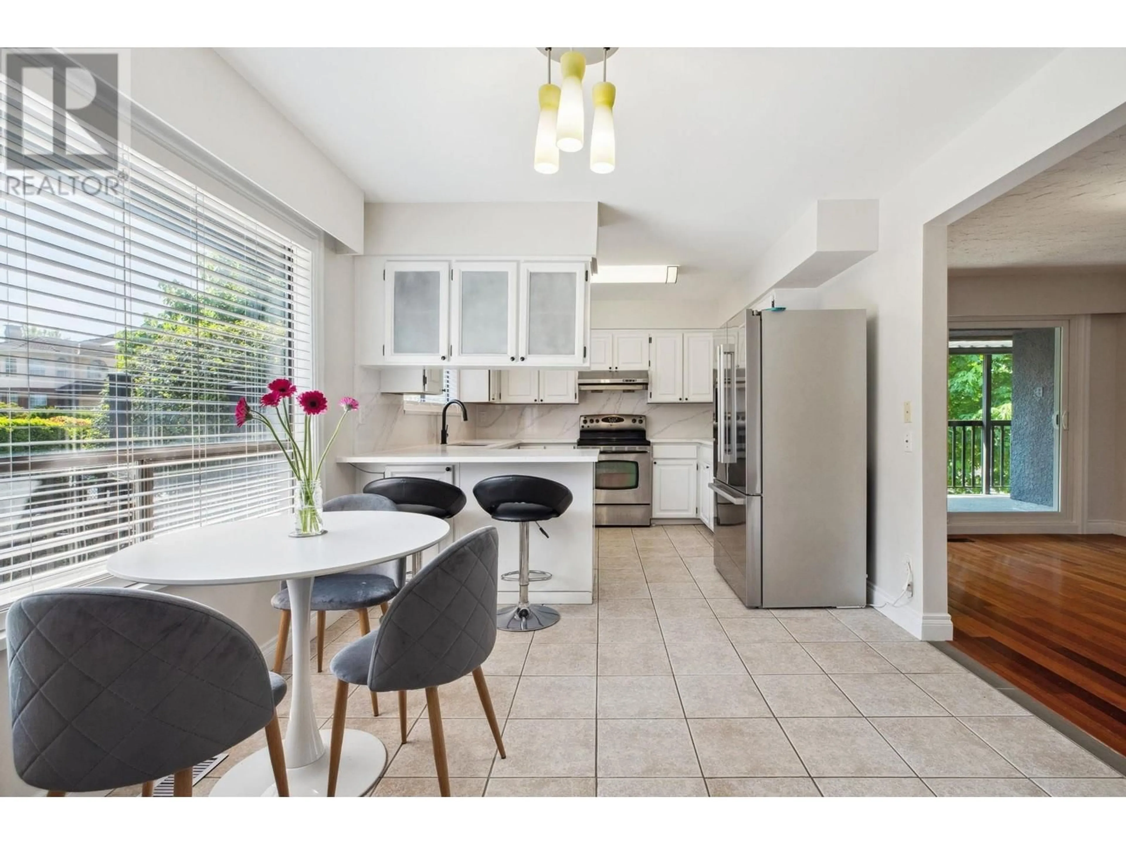 Open concept kitchen, ceramic/tile floor for 7347 QUEENSTON COURT, Burnaby British Columbia V5A3M5