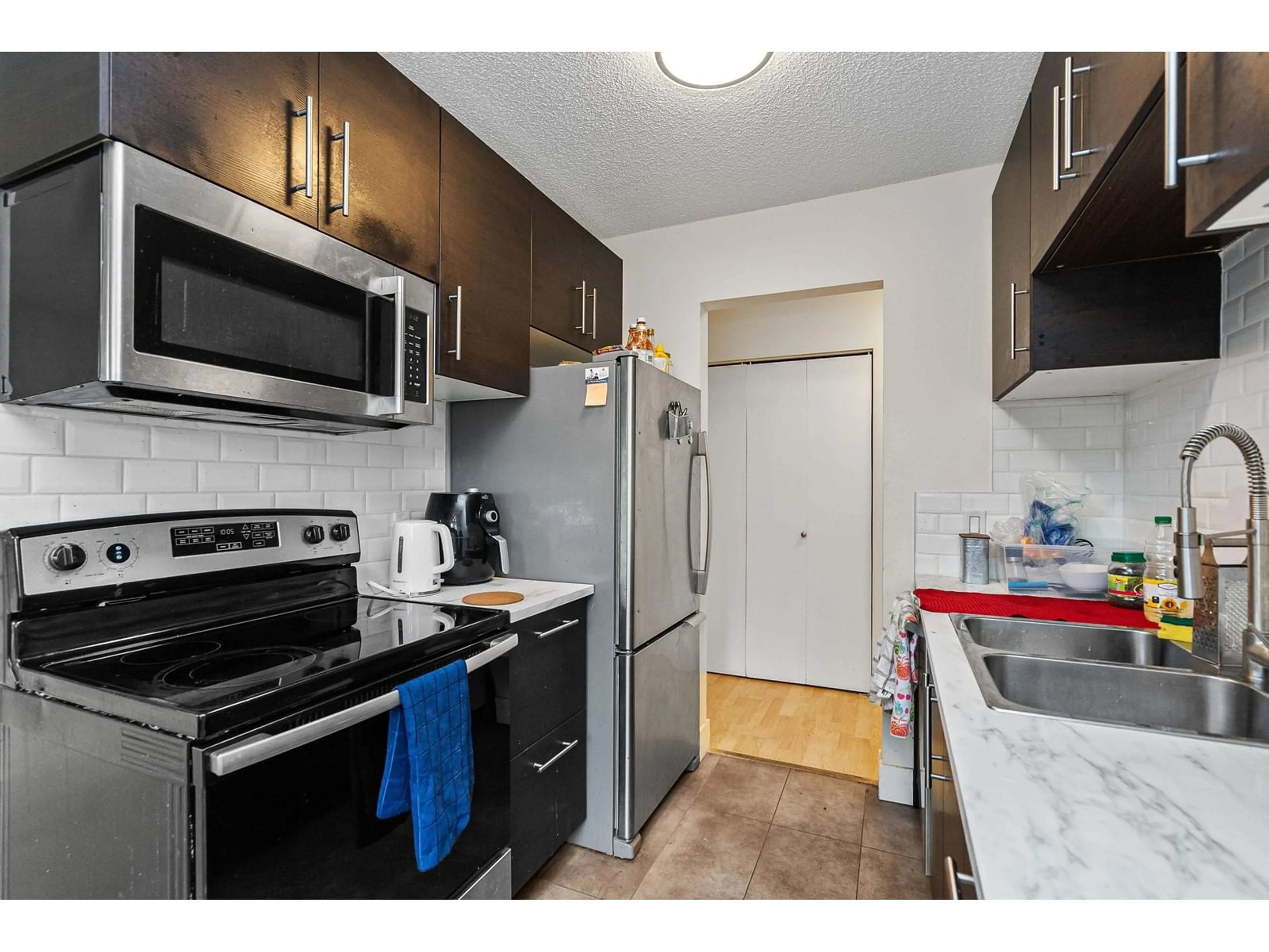 Standard kitchen, unknown for 347 - 1909 SALTON, Abbotsford British Columbia V2S5B6