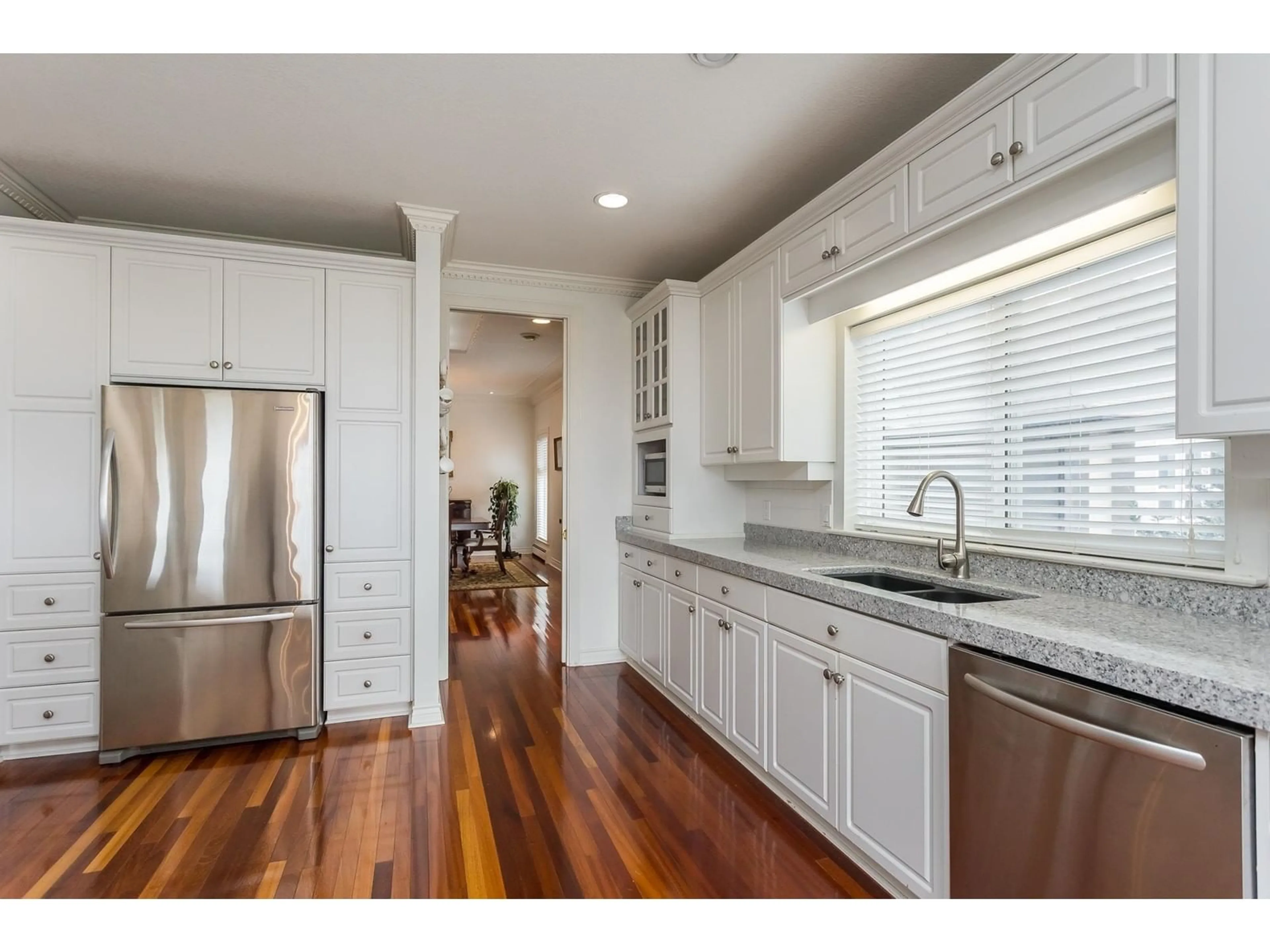 Open concept kitchen, wood/laminate floor for 34980 SKYLINE, Abbotsford British Columbia V2S5C5