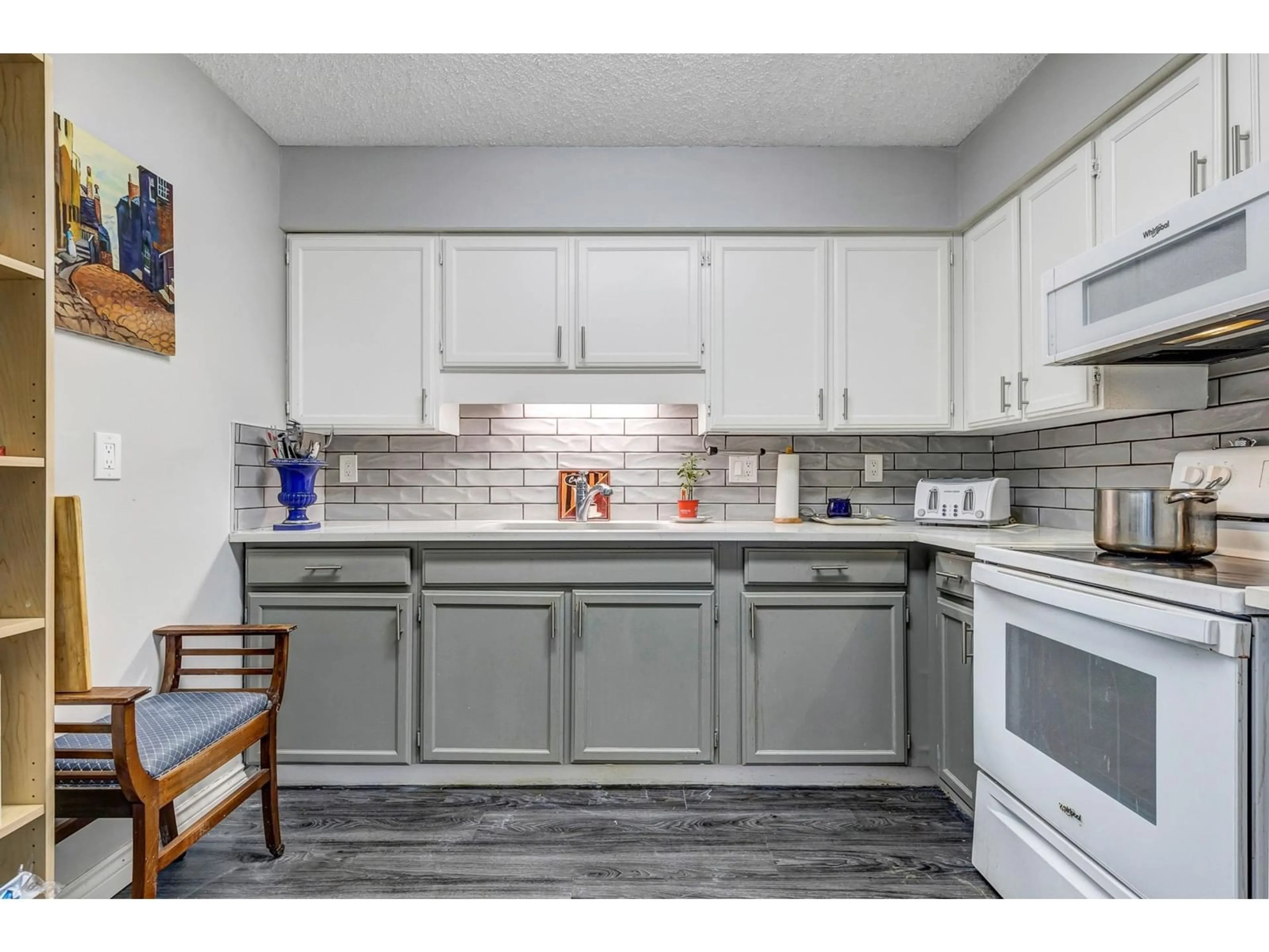 Open concept kitchen, ceramic/tile floor for 201 - 31955 OLD YALE, Abbotsford British Columbia V3G3C5