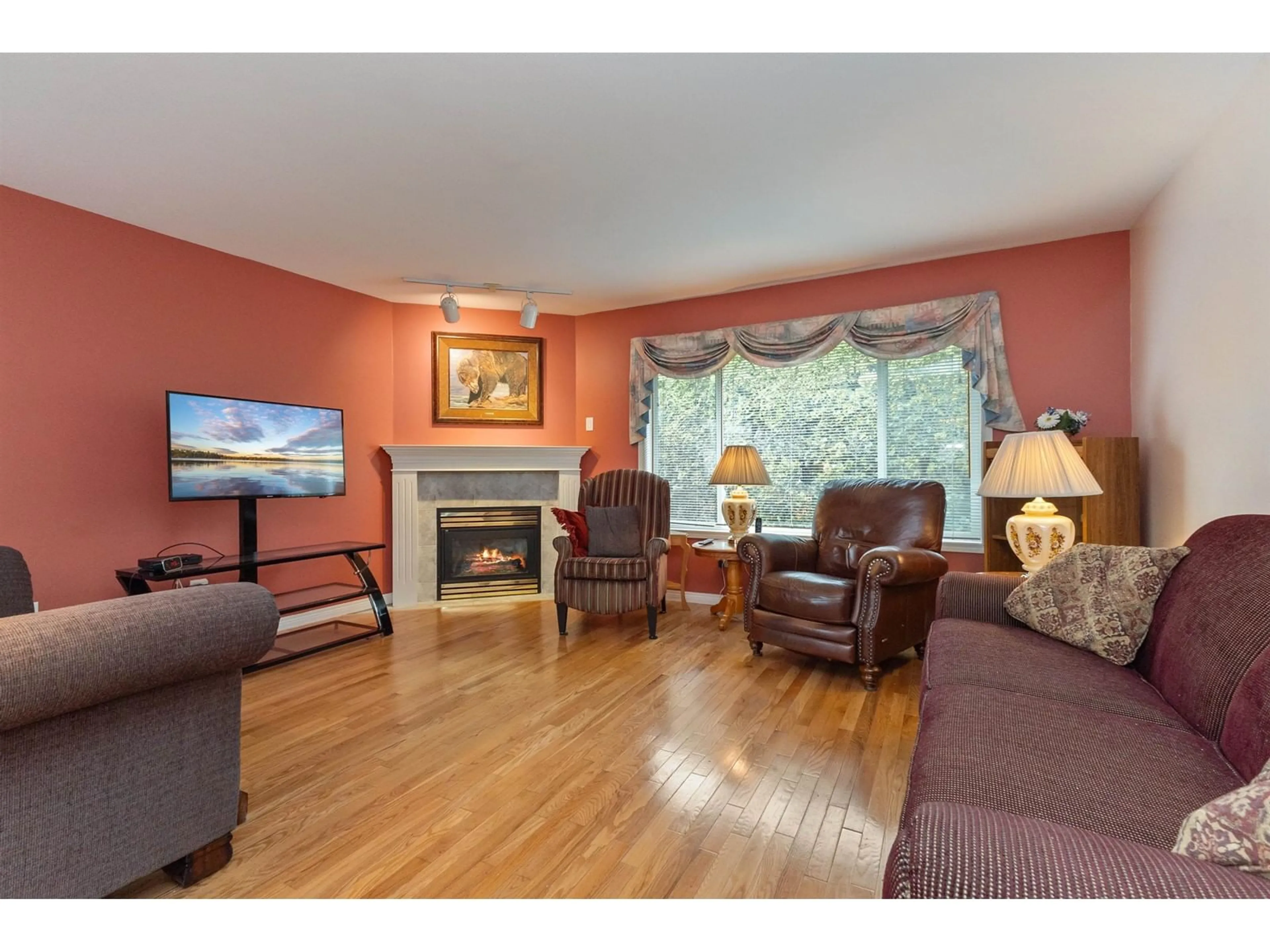 Living room with furniture, wood/laminate floor for 19 - 7600 CHILLIWACK RIVER ROAD, Chilliwack British Columbia V2R3Z6