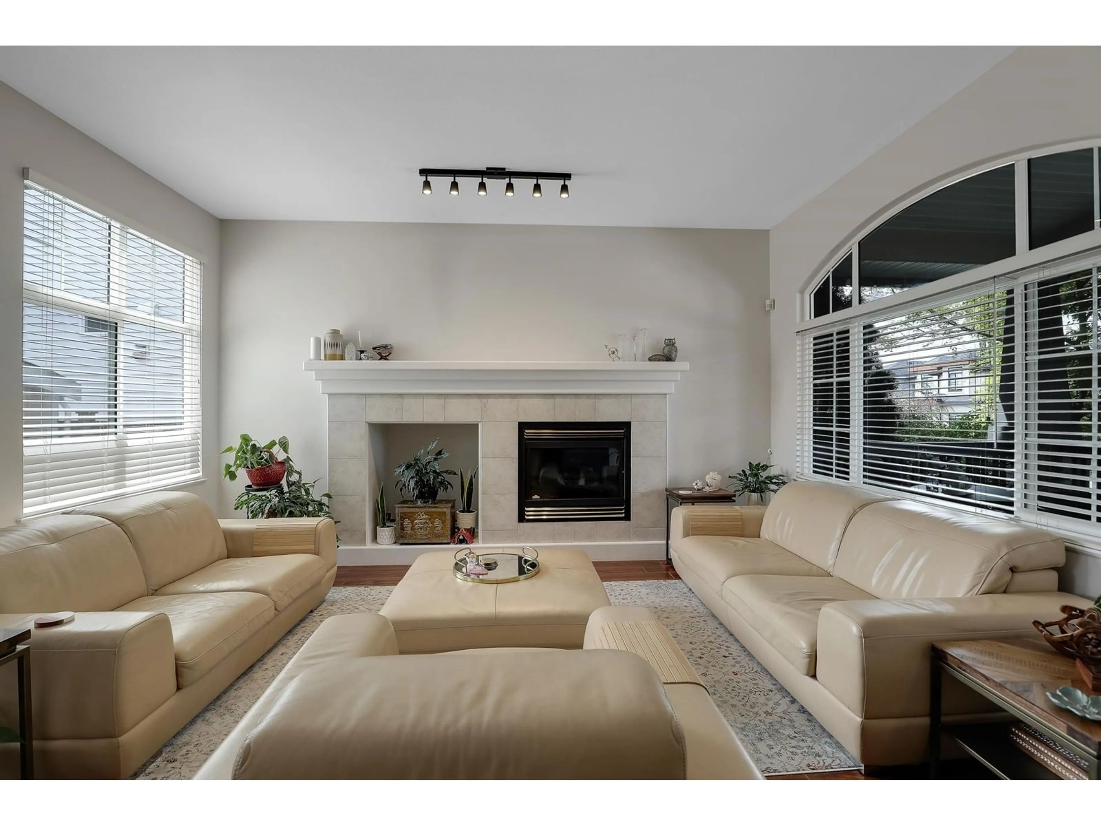 Living room with furniture, unknown for 18456 68, Surrey British Columbia V3S9C1
