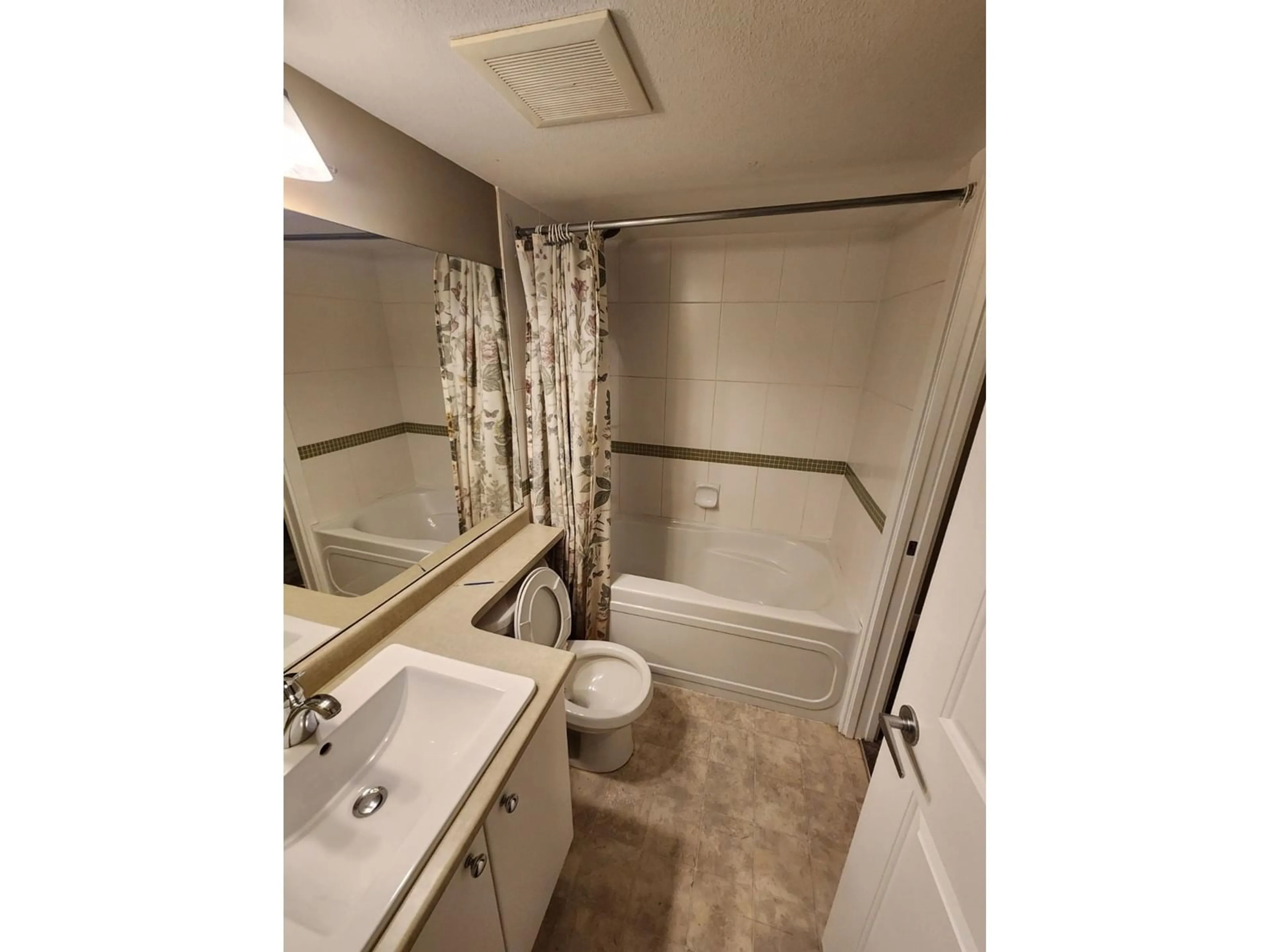 Standard bathroom, unknown for 301 - 45561 YALE ROAD, Chilliwack British Columbia V2P0A8