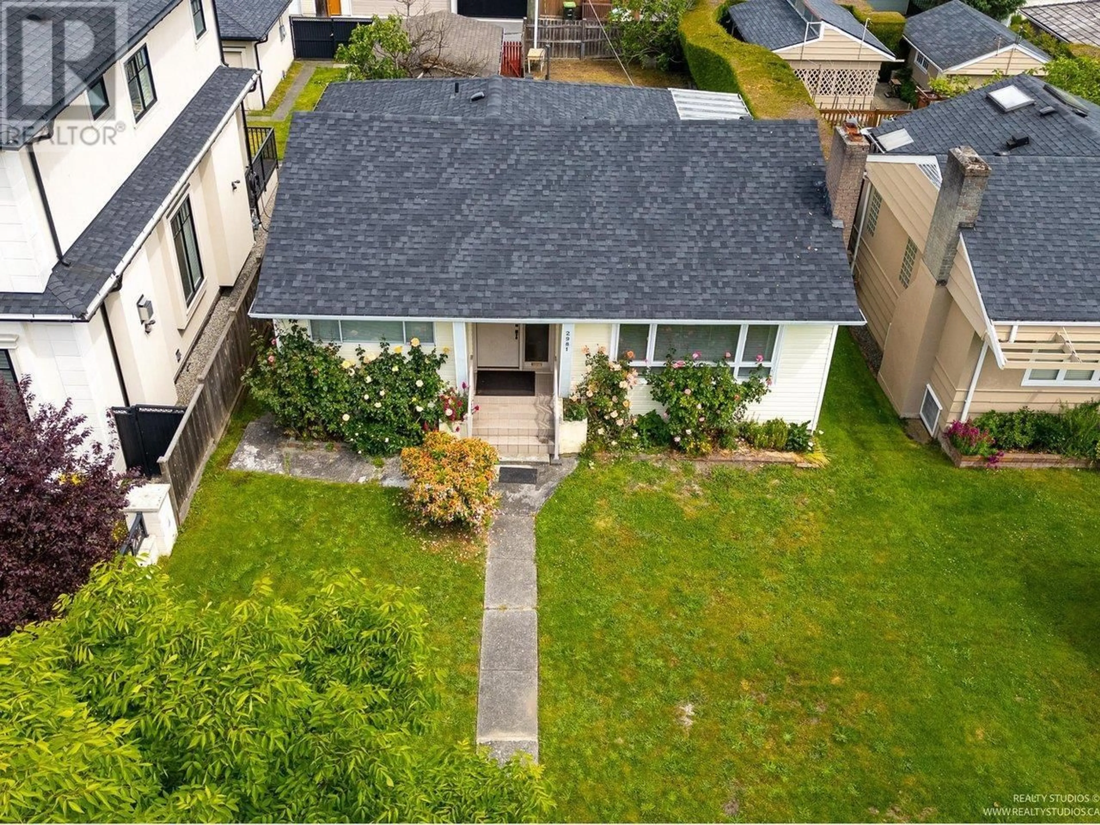 A pic from outside/outdoor area/front of a property/back of a property/a pic from drone, street for 2981 20TH AVENUE, Vancouver British Columbia V6L1H6