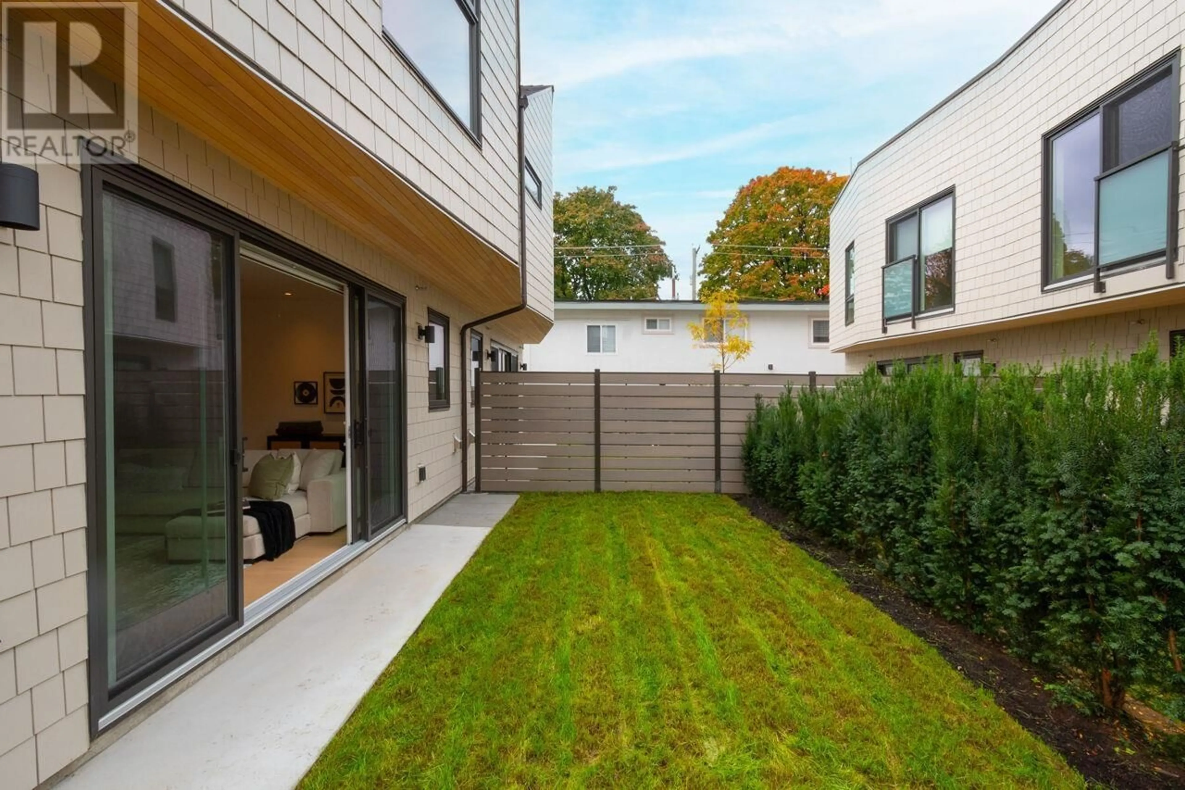 Patio, street for 122 17TH AVENUE, Vancouver British Columbia V5V1A4