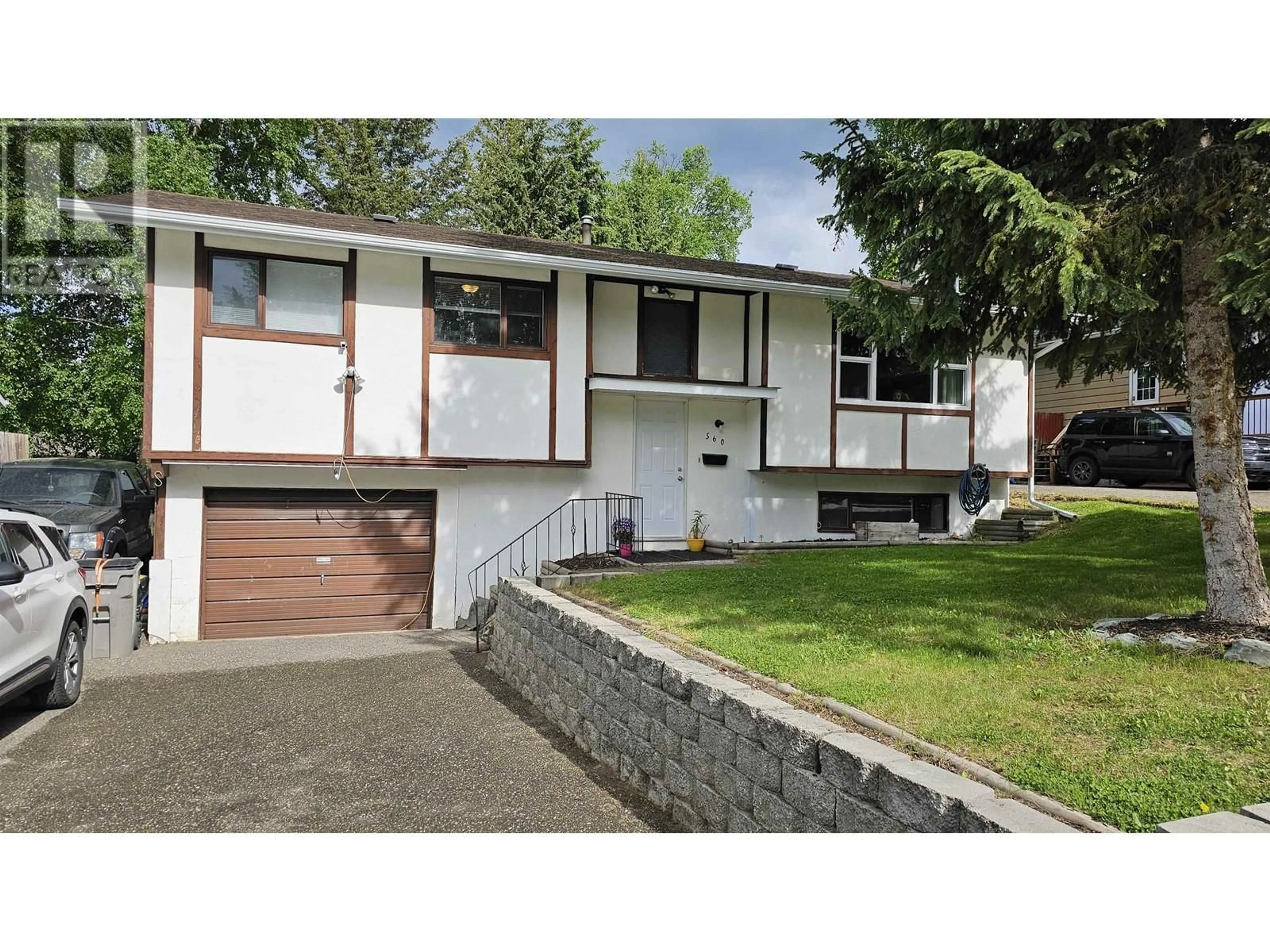 Home with vinyl exterior material, street for 560 PERRY STREET, Quesnel British Columbia V2J1N9