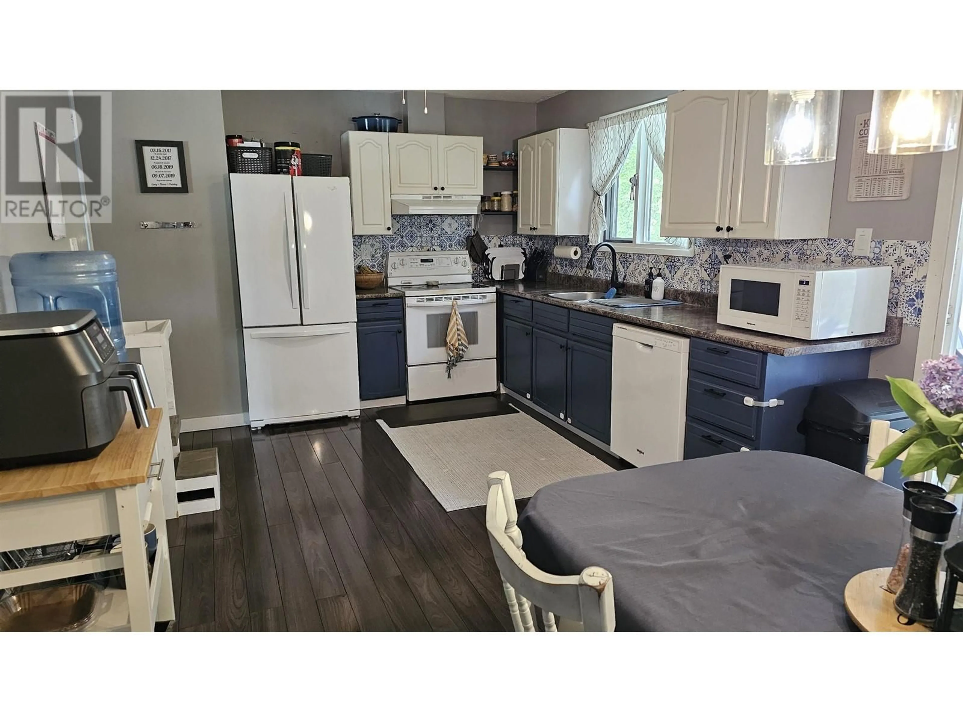 Open concept kitchen, unknown for 560 PERRY STREET, Quesnel British Columbia V2J1N9