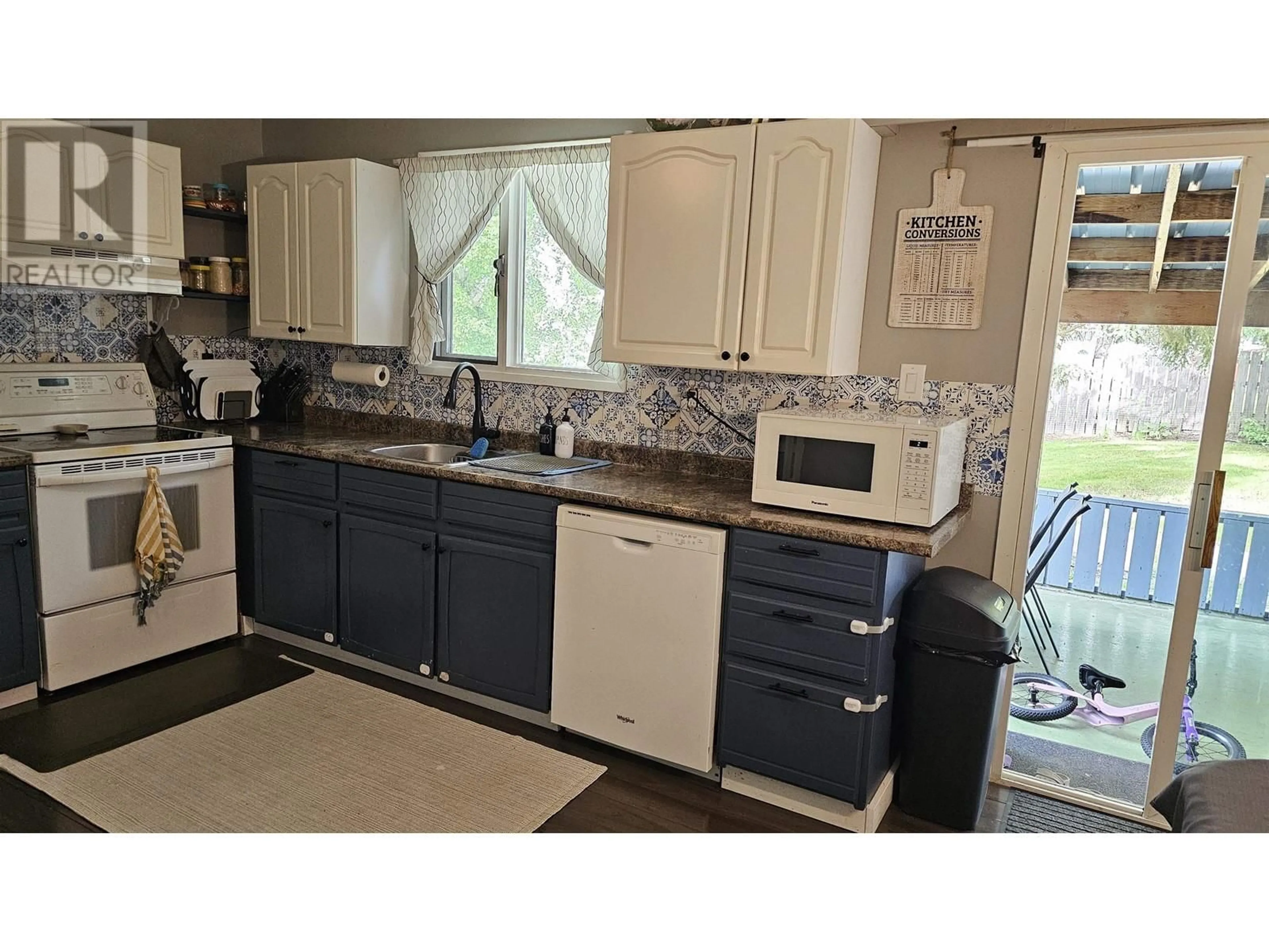 Standard kitchen, unknown for 560 PERRY STREET, Quesnel British Columbia V2J1N9