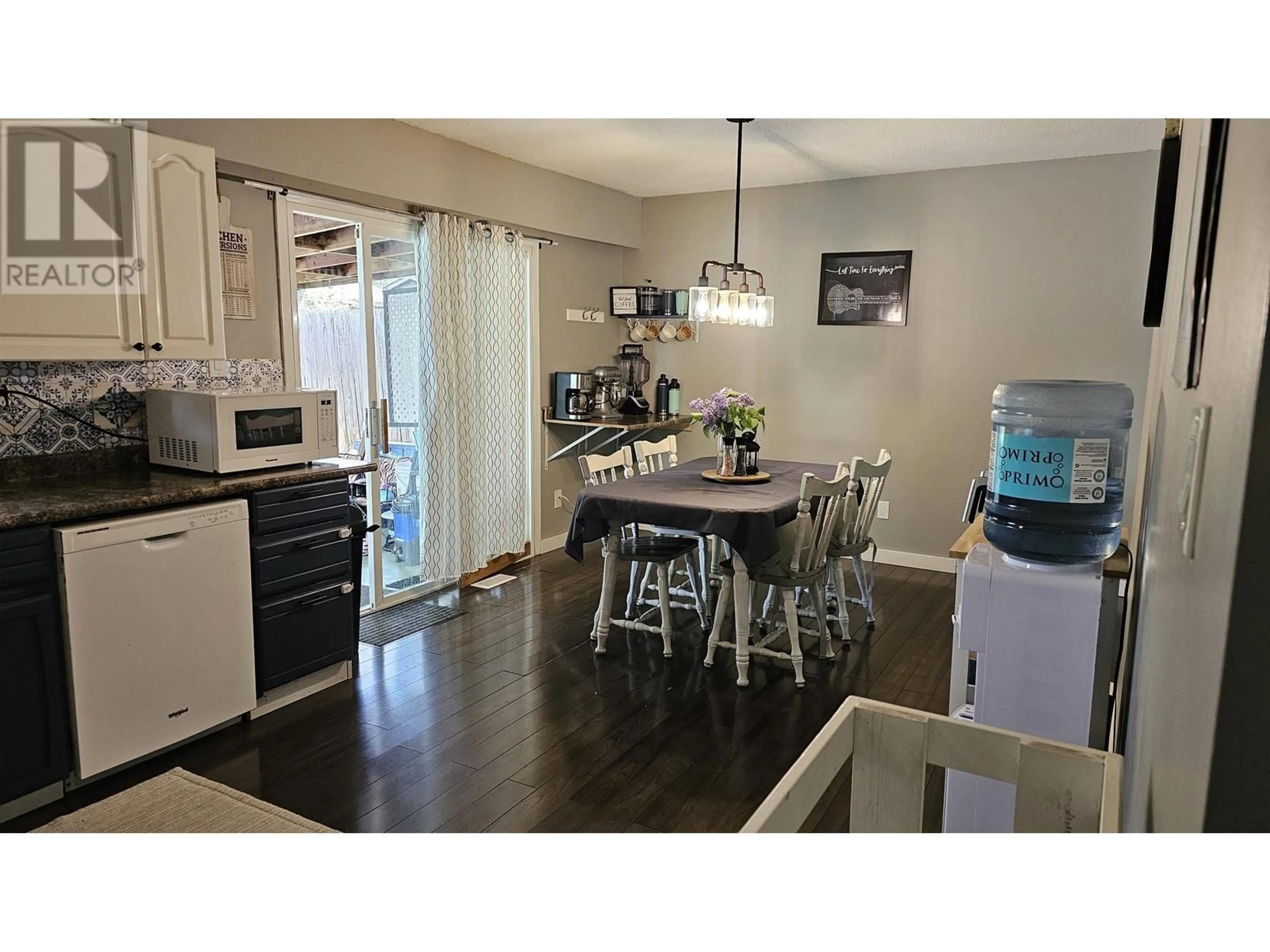 Open concept kitchen, wood/laminate floor for 560 PERRY STREET, Quesnel British Columbia V2J1N9
