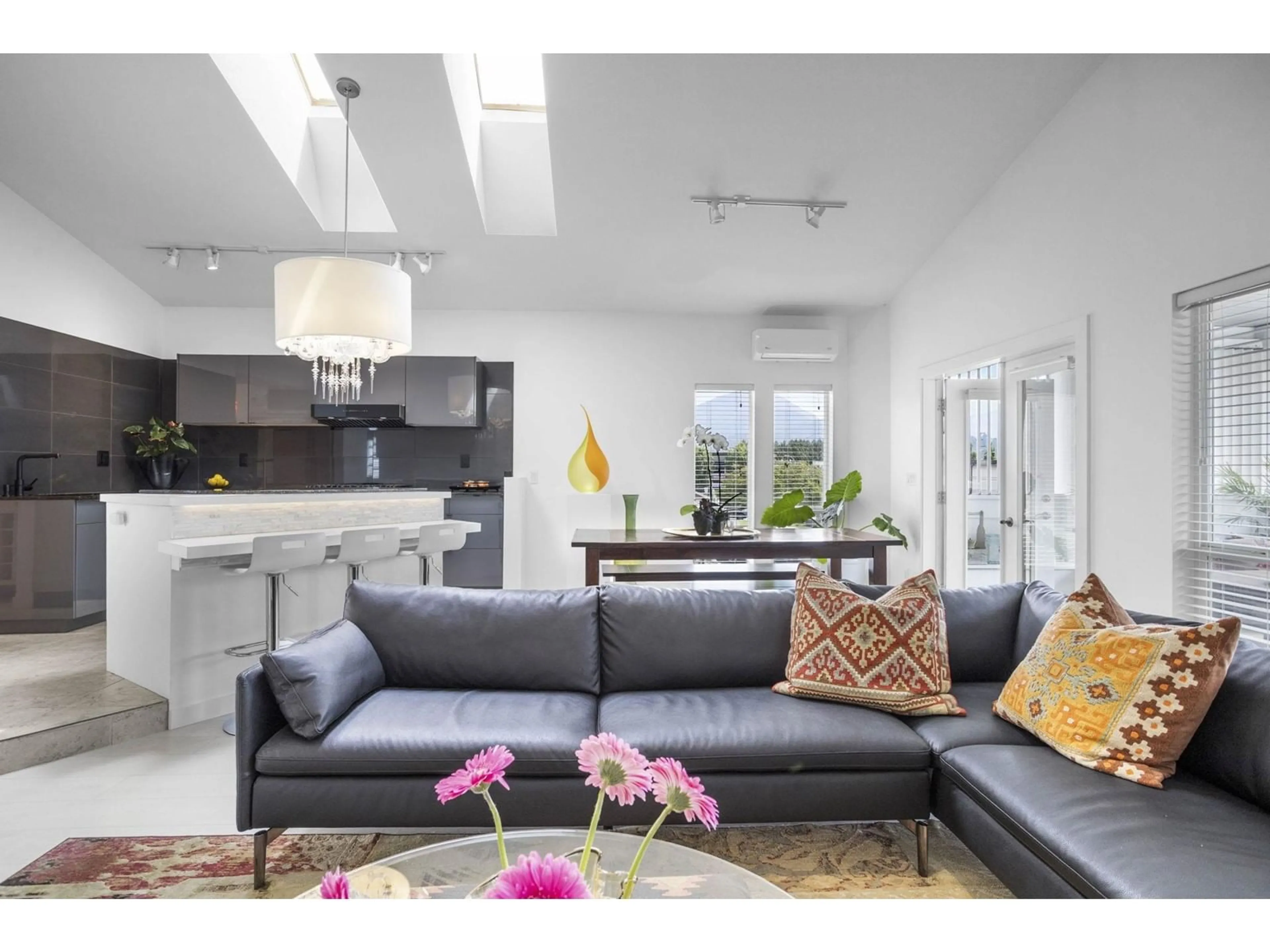 Living room with furniture, unknown for 45655 STOREY AVENUE, Chilliwack British Columbia V2R4E6