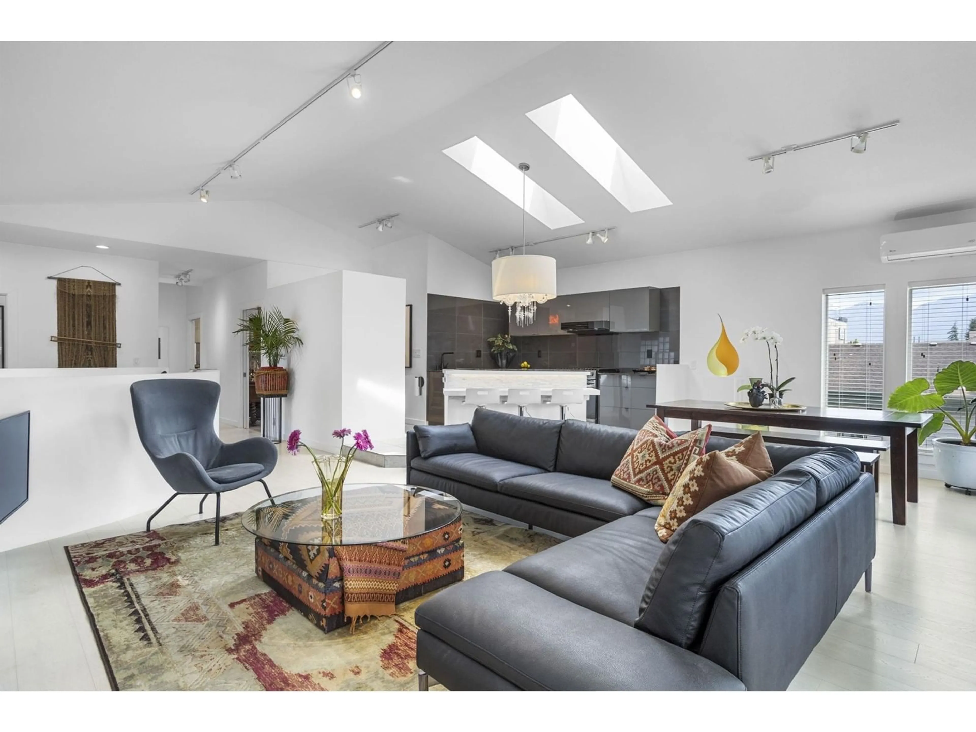 Living room with furniture, unknown for 45655 STOREY AVENUE, Chilliwack British Columbia V2R4E6