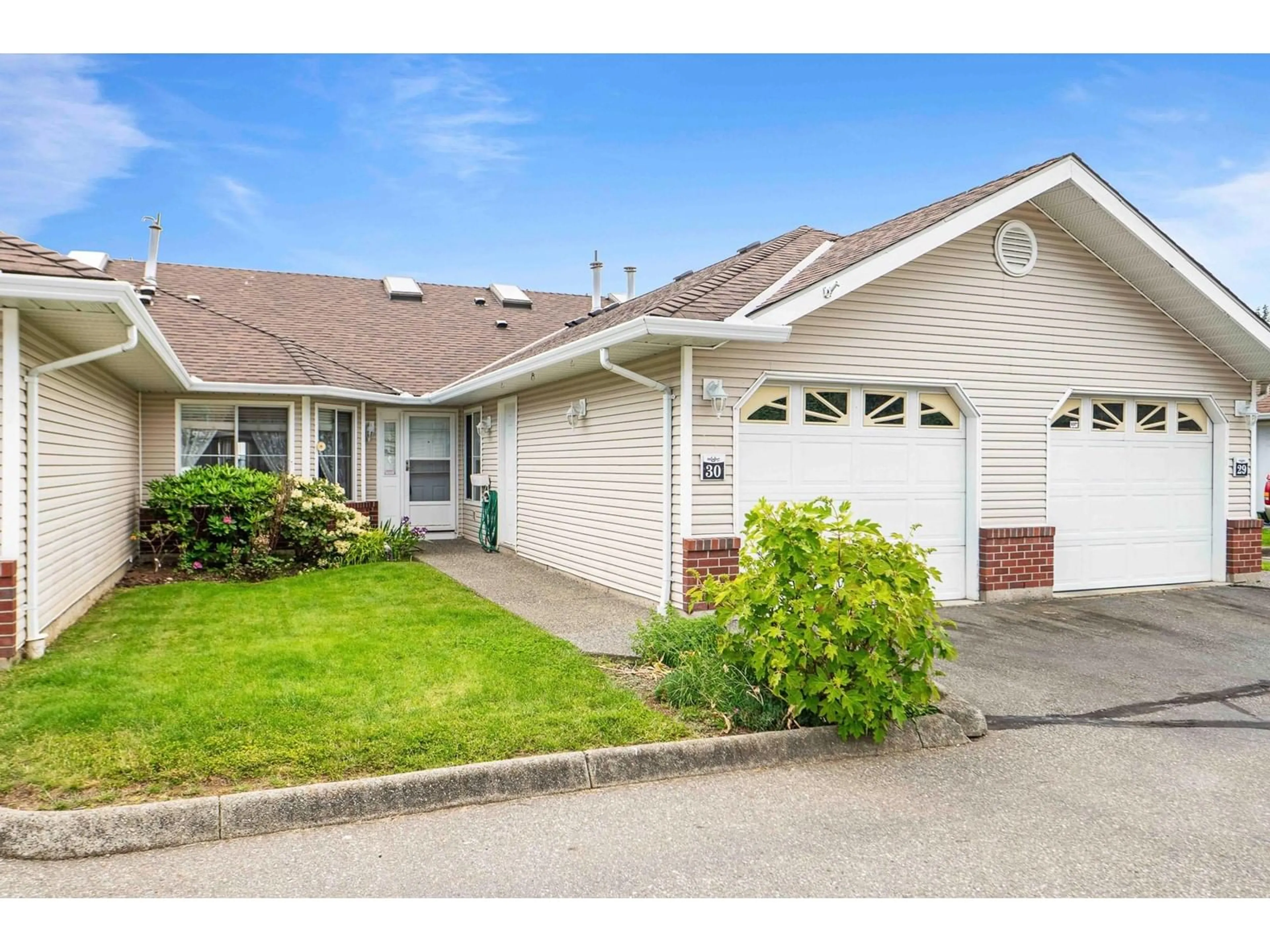 Home with vinyl exterior material, street for 30 - 1973 WINFIELD, Abbotsford British Columbia V3G1K6