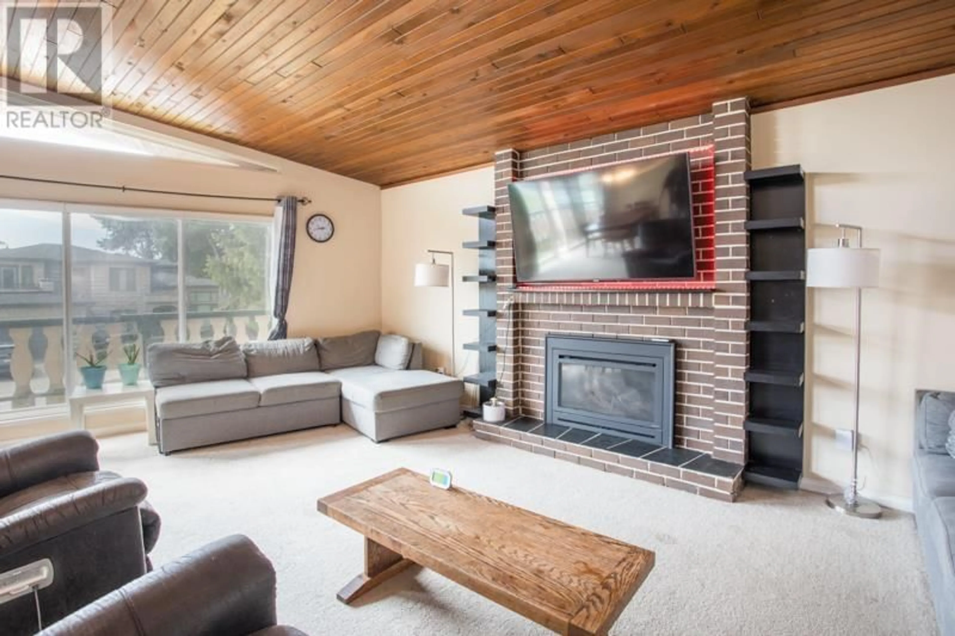 Living room with furniture, wood/laminate floor for 10360 CORNERBROOK CRESCENT, Richmond British Columbia V7E4H4