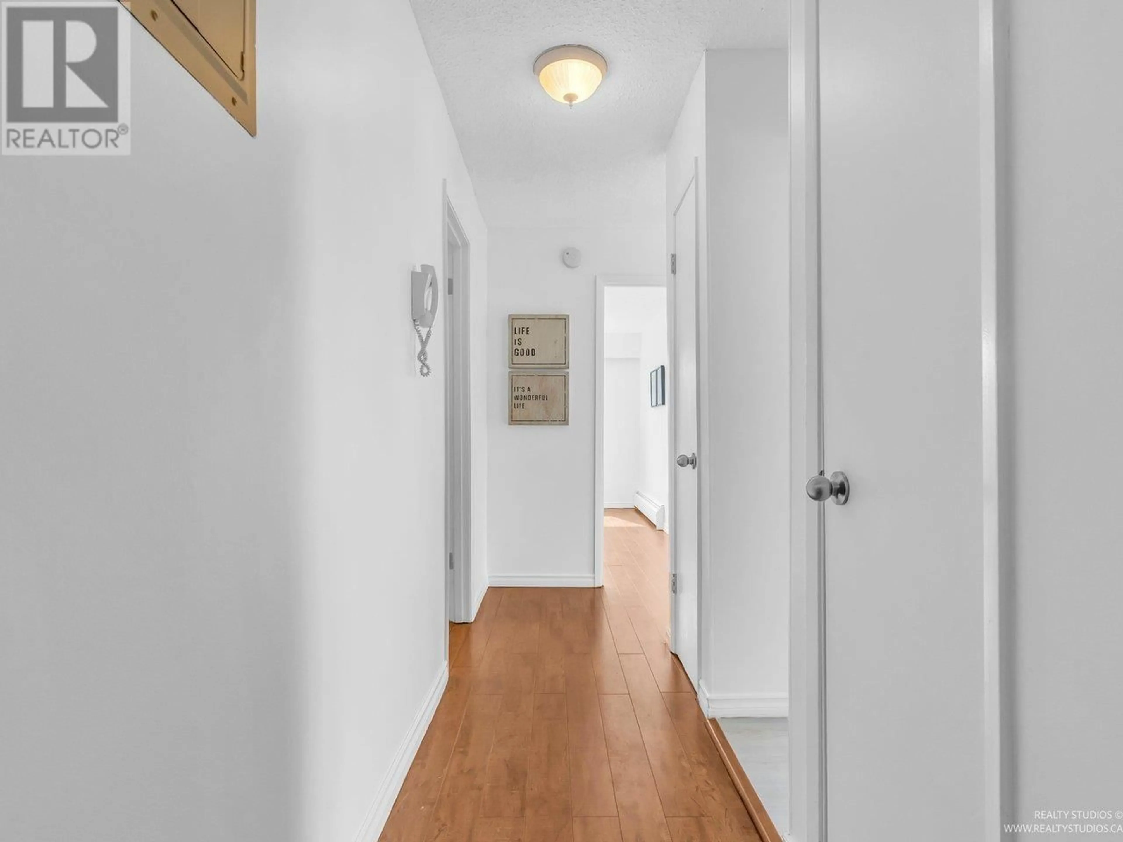 Indoor entryway for 203 - 910 FIFTH AVENUE, New Westminster British Columbia V3M1Y2