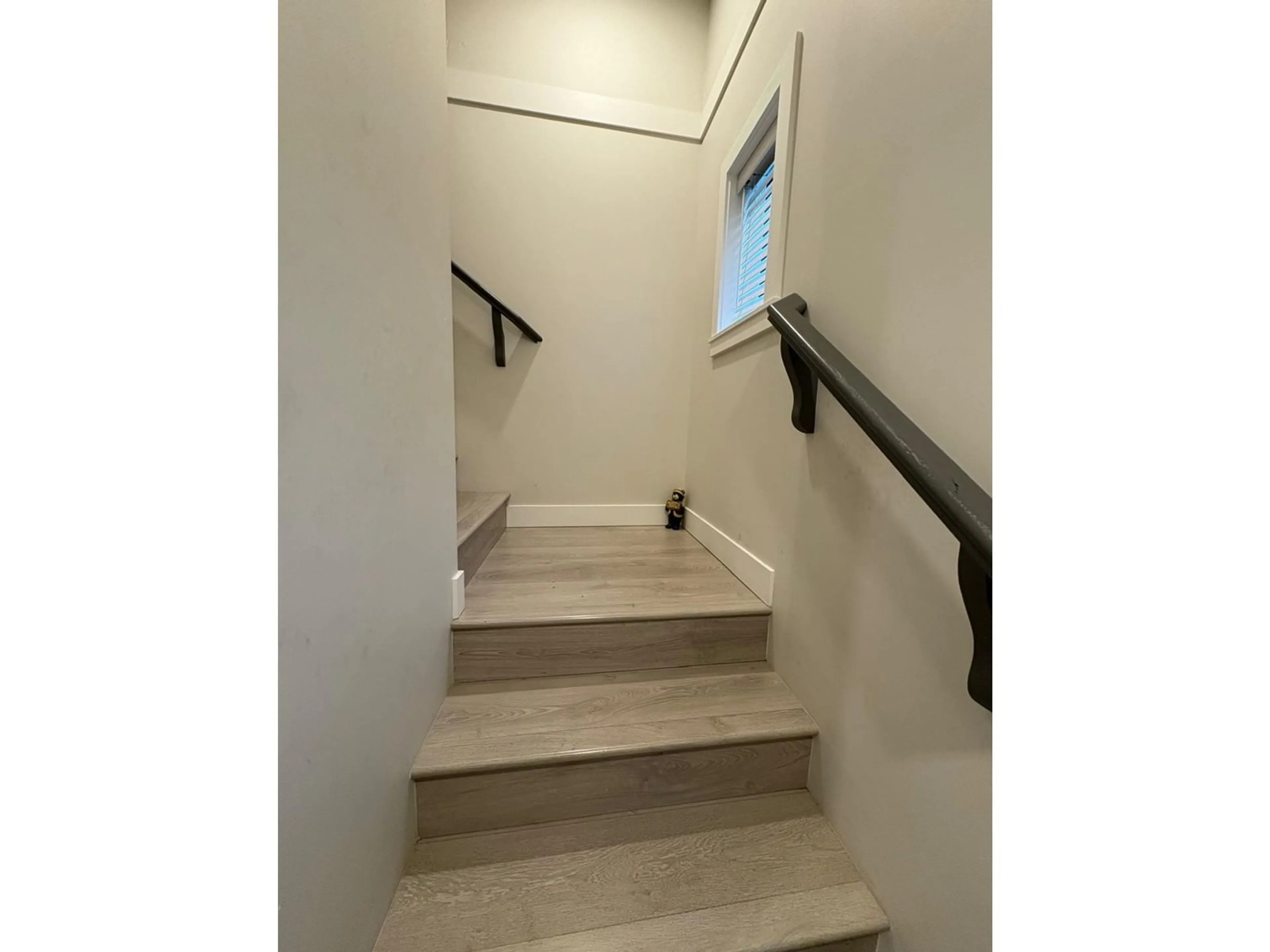 Stairs for 209 - 46150 THOMAS ROAD, Chilliwack British Columbia V2R6H3