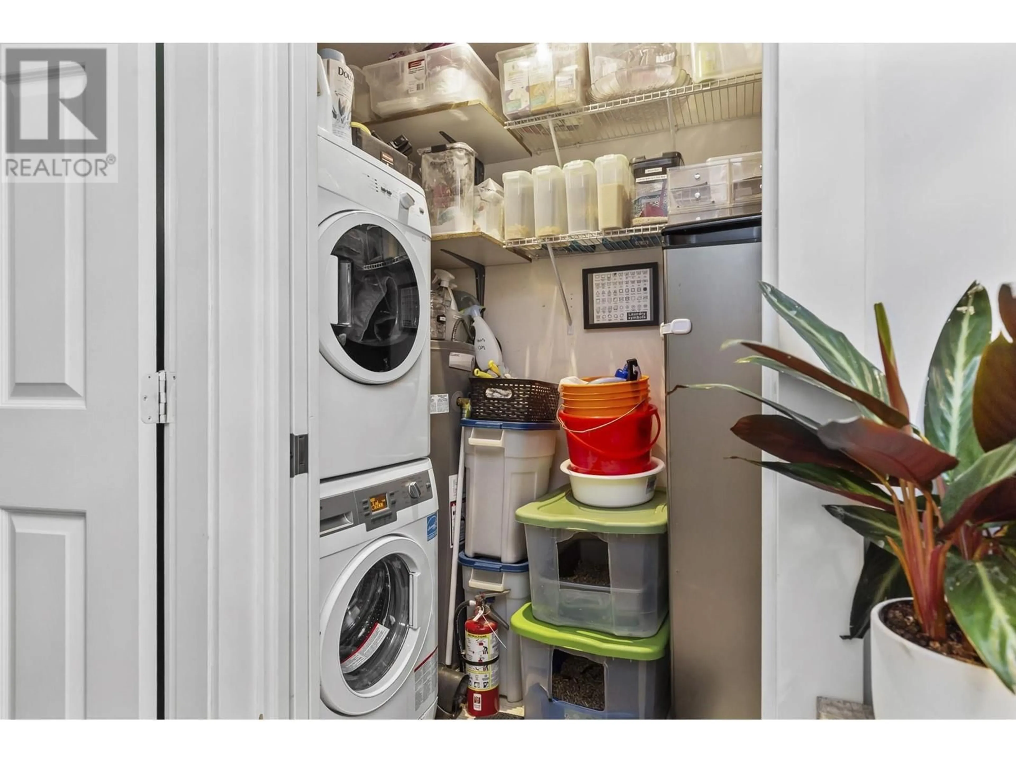 Kitchen with laundary machines, unknown for 106 - 1955 SUFFOLK AVENUE, Port Coquitlam British Columbia V3B1H3