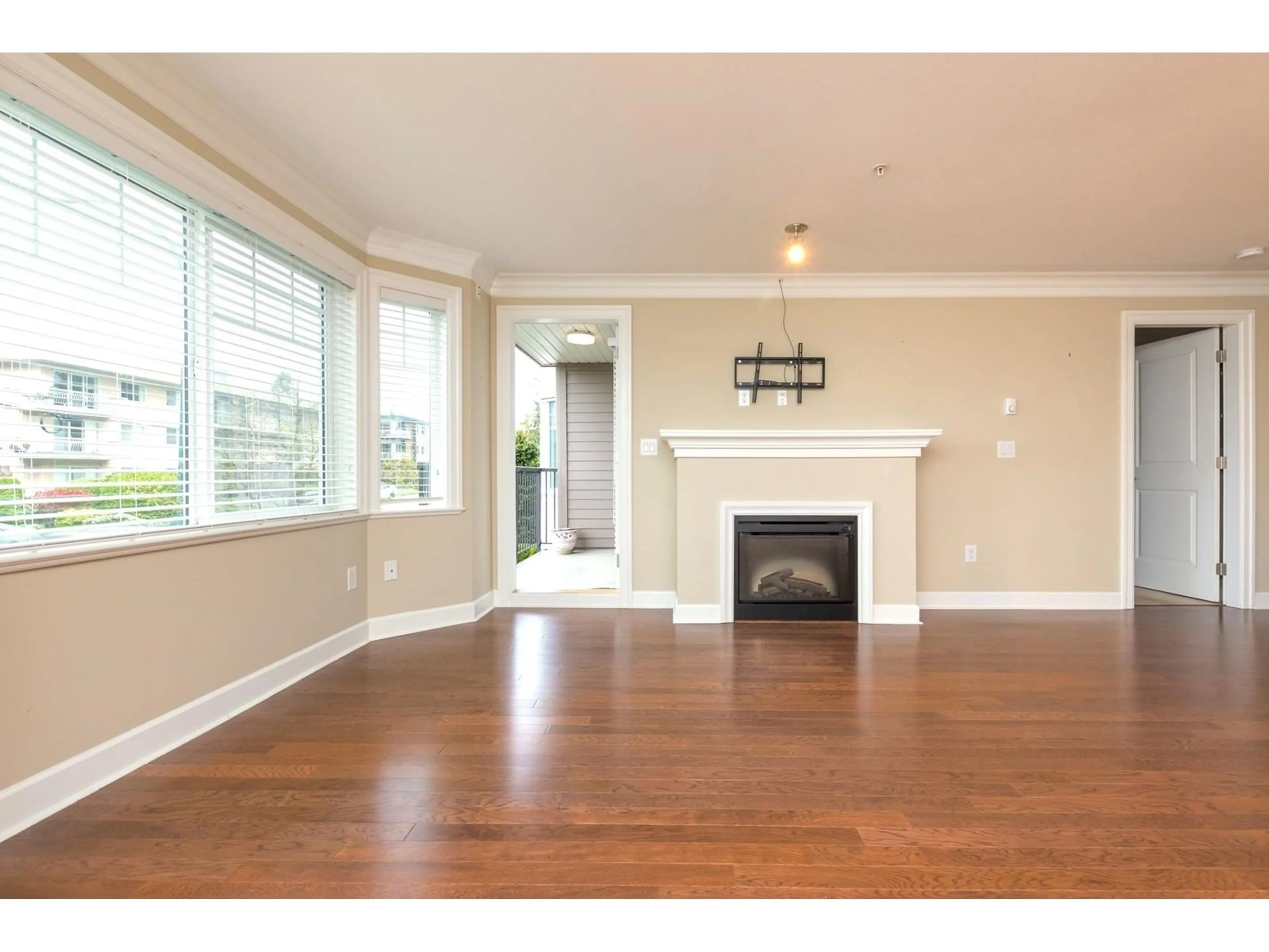 Living room with furniture, wood/laminate floor for 207 - 15357 ROPER, White Rock British Columbia V4B2G2