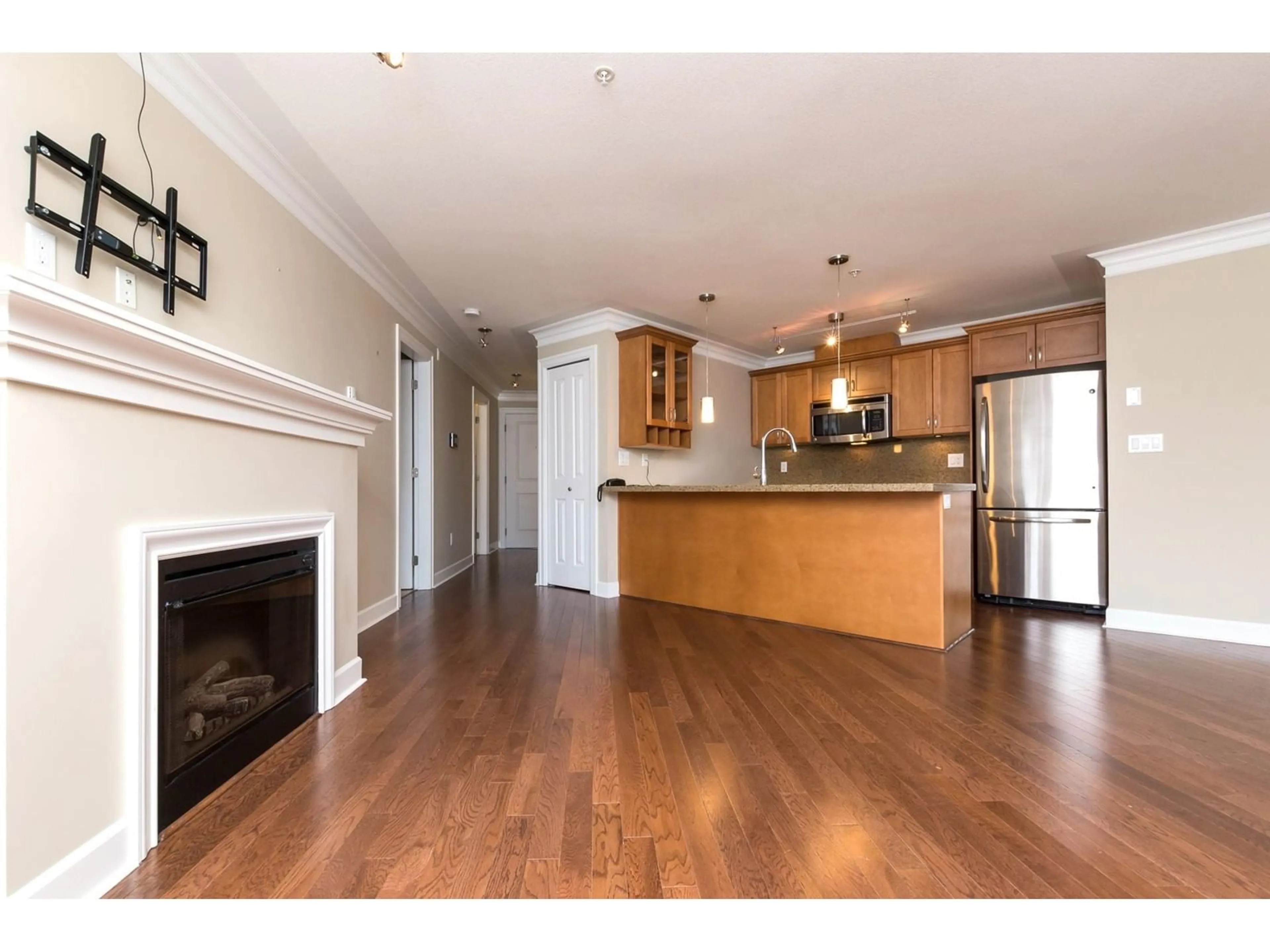 Open concept kitchen, wood/laminate floor for 207 - 15357 ROPER, White Rock British Columbia V4B2G2