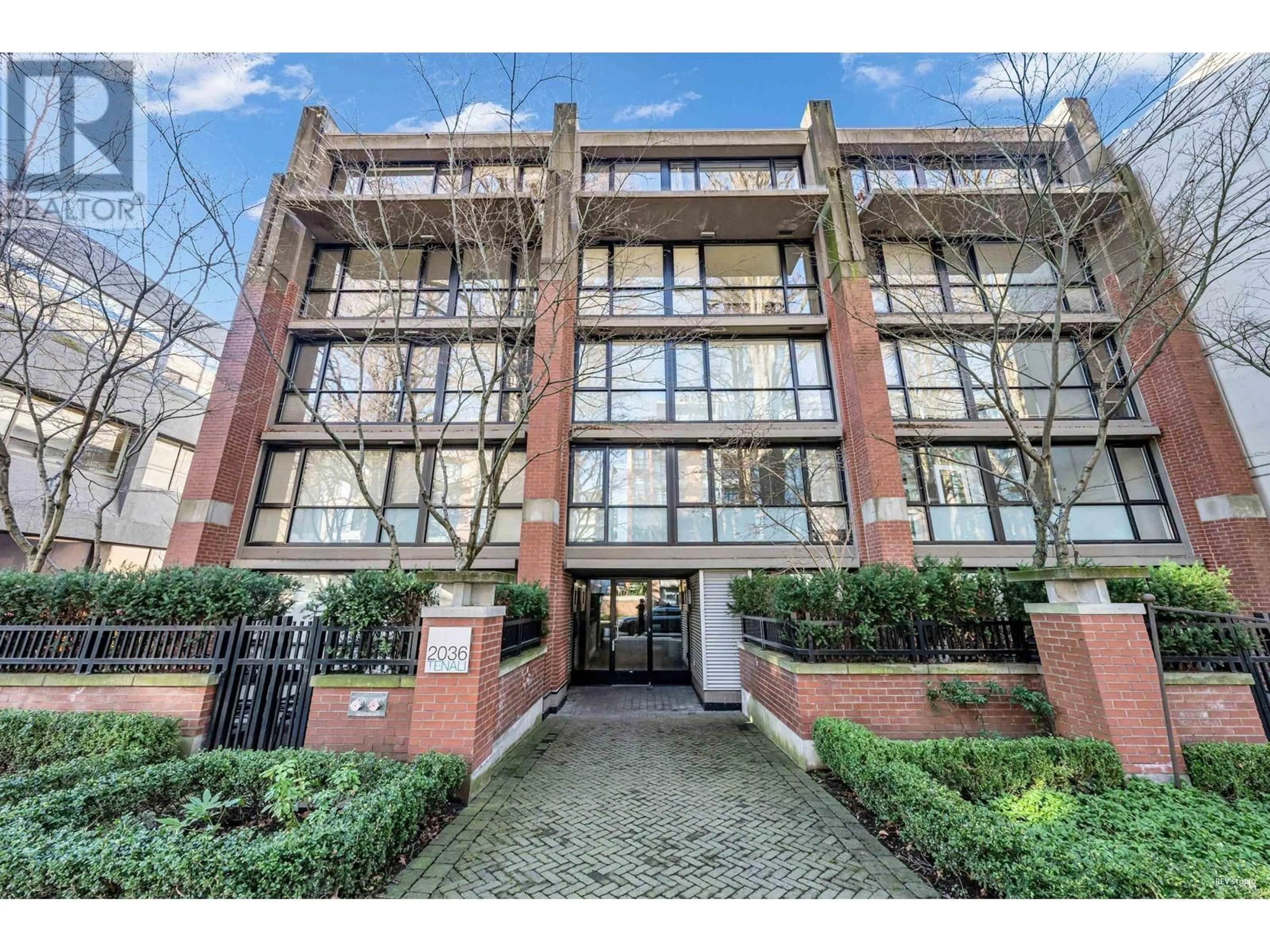 Indoor foyer for 202 - 2036 10TH AVENUE, Vancouver British Columbia V6J2B3