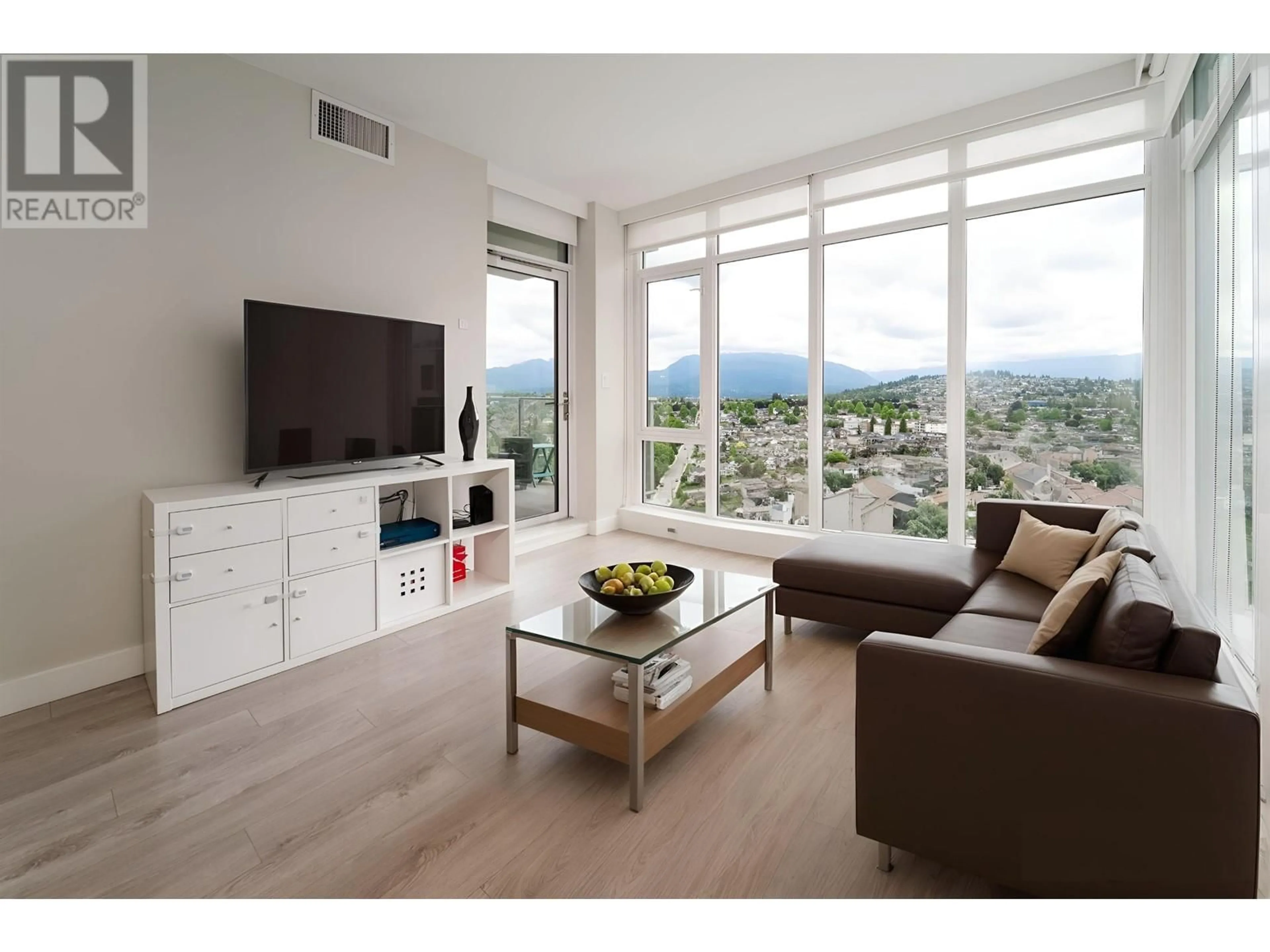 Living room with furniture, wood/laminate floor for 2709 - 1788 GILMORE AVENUE, Burnaby British Columbia V5C4T3
