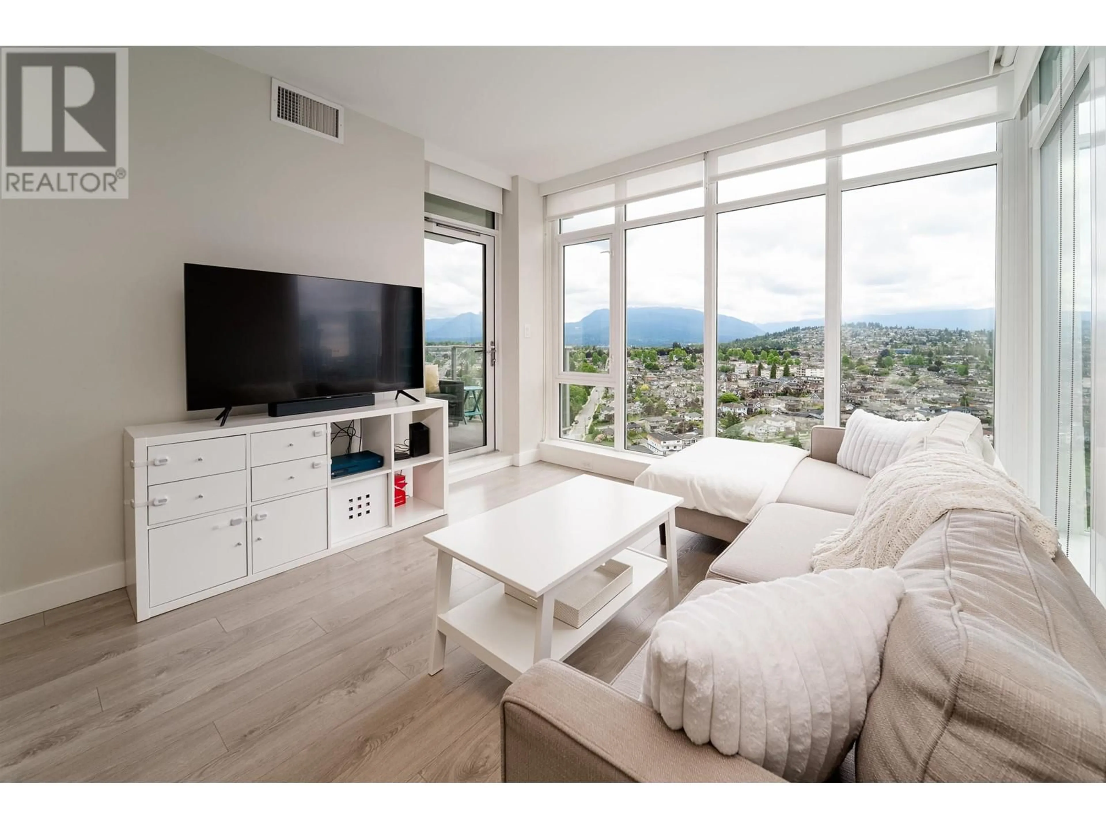 Living room with furniture, wood/laminate floor for 2709 - 1788 GILMORE AVENUE, Burnaby British Columbia V5C4T3