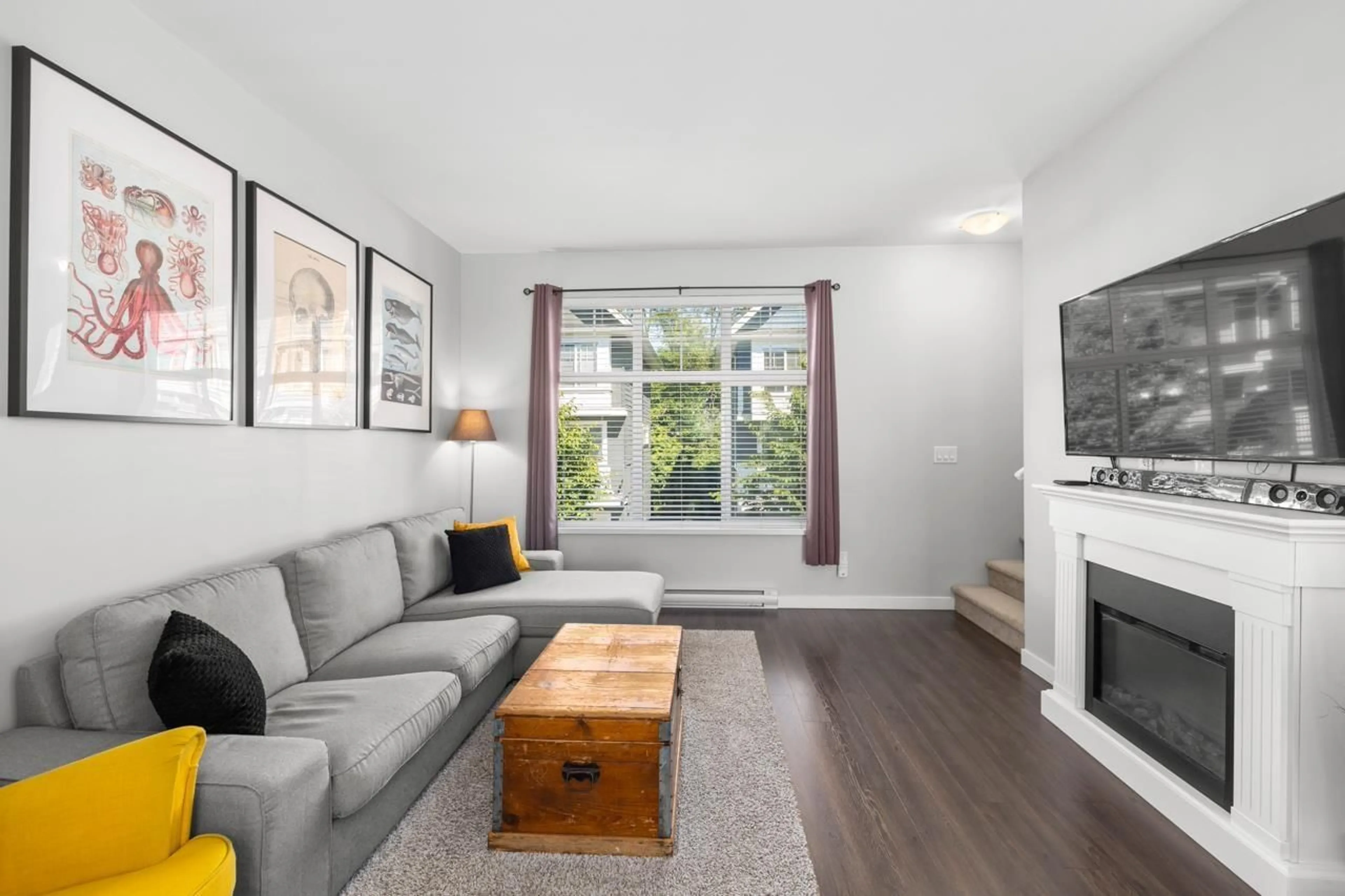 Living room with furniture, wood/laminate floor for 9 - 16323 15, Surrey British Columbia V4A0C5