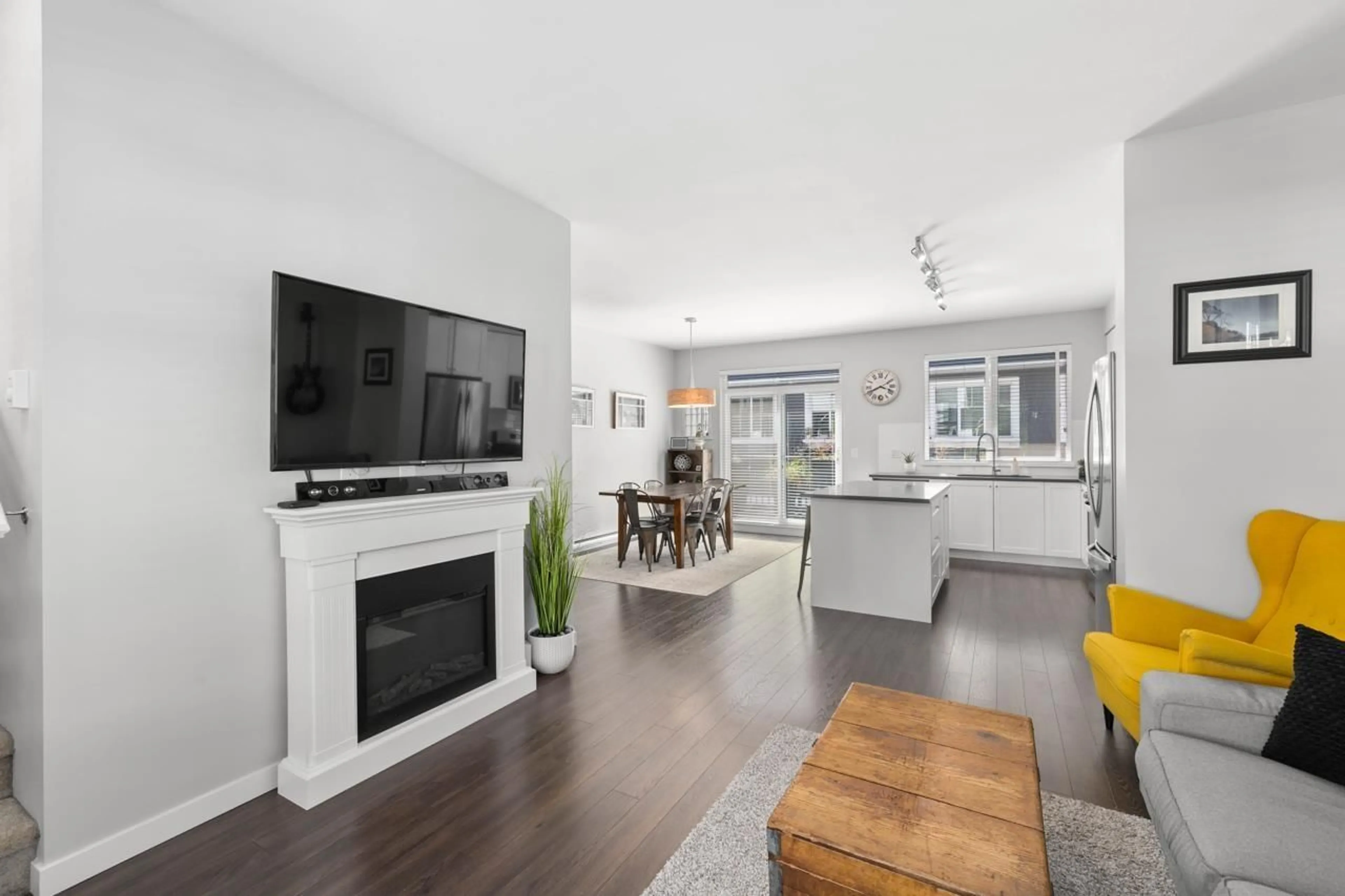 Open concept kitchen, unknown for 9 - 16323 15, Surrey British Columbia V4A0C5