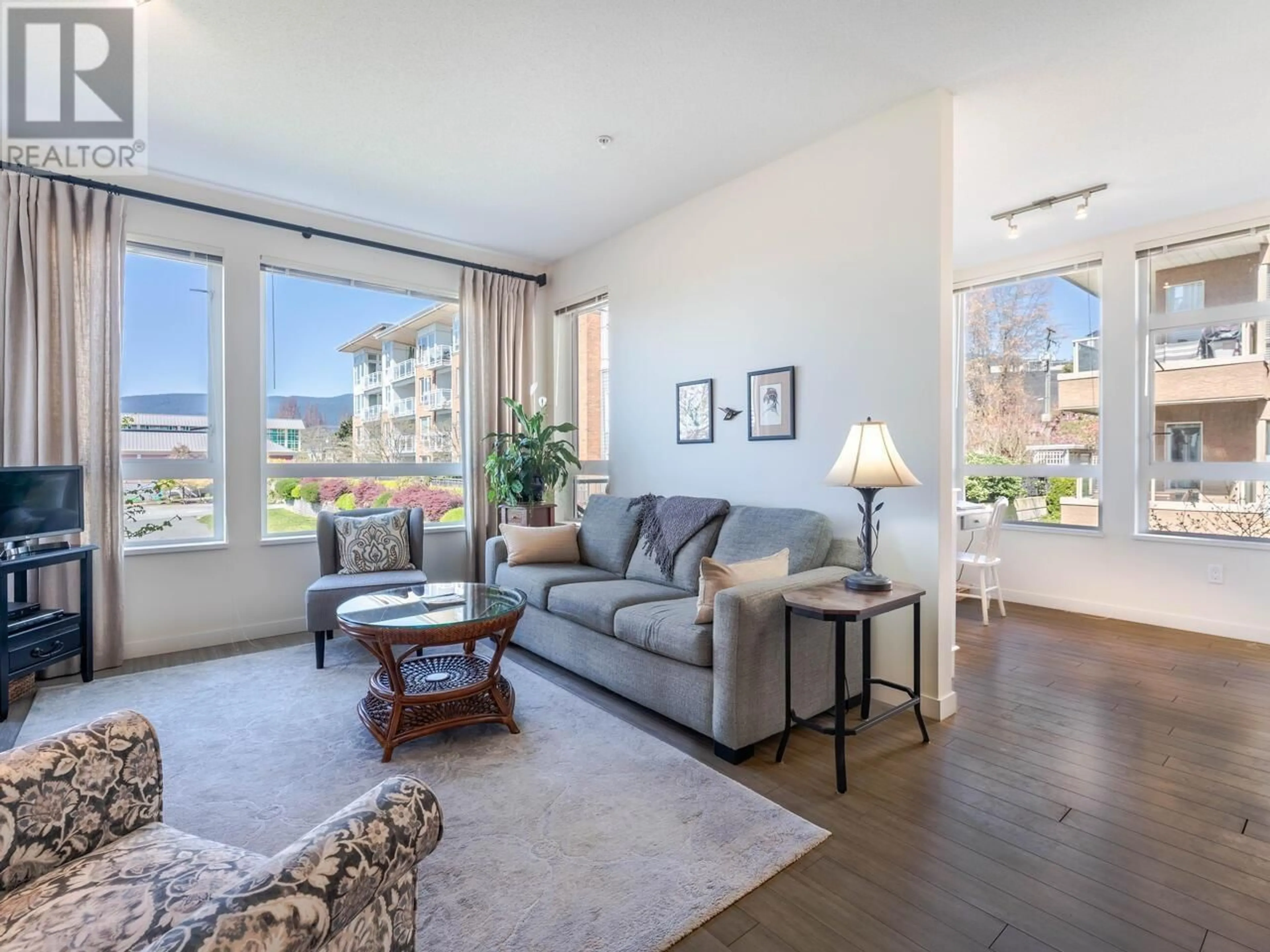 Living room with furniture, unknown for 203 - 717 CHESTERFIELD AVENUE, North Vancouver British Columbia V7M3L8