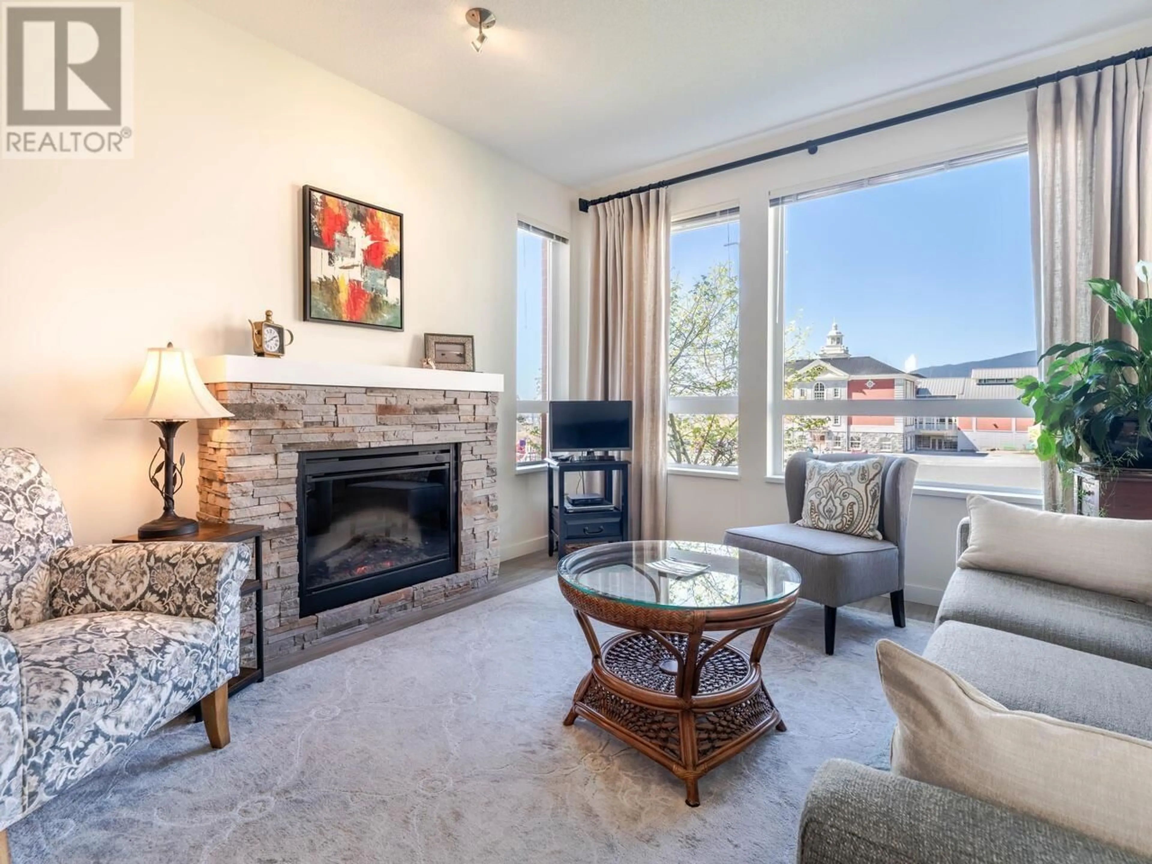 Living room with furniture, unknown for 203 - 717 CHESTERFIELD AVENUE, North Vancouver British Columbia V7M3L8