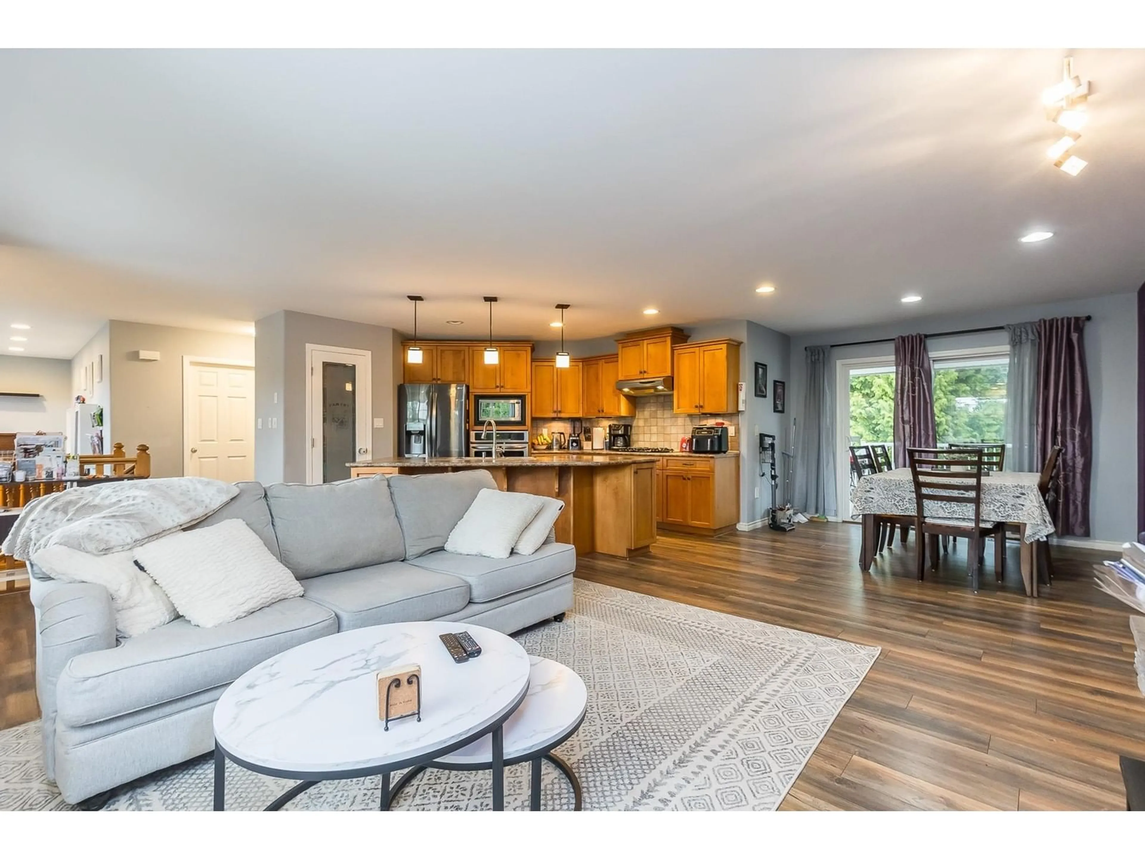 Open concept kitchen, wood/laminate floor for 35166 LABURNUM, Abbotsford British Columbia V2S8K4
