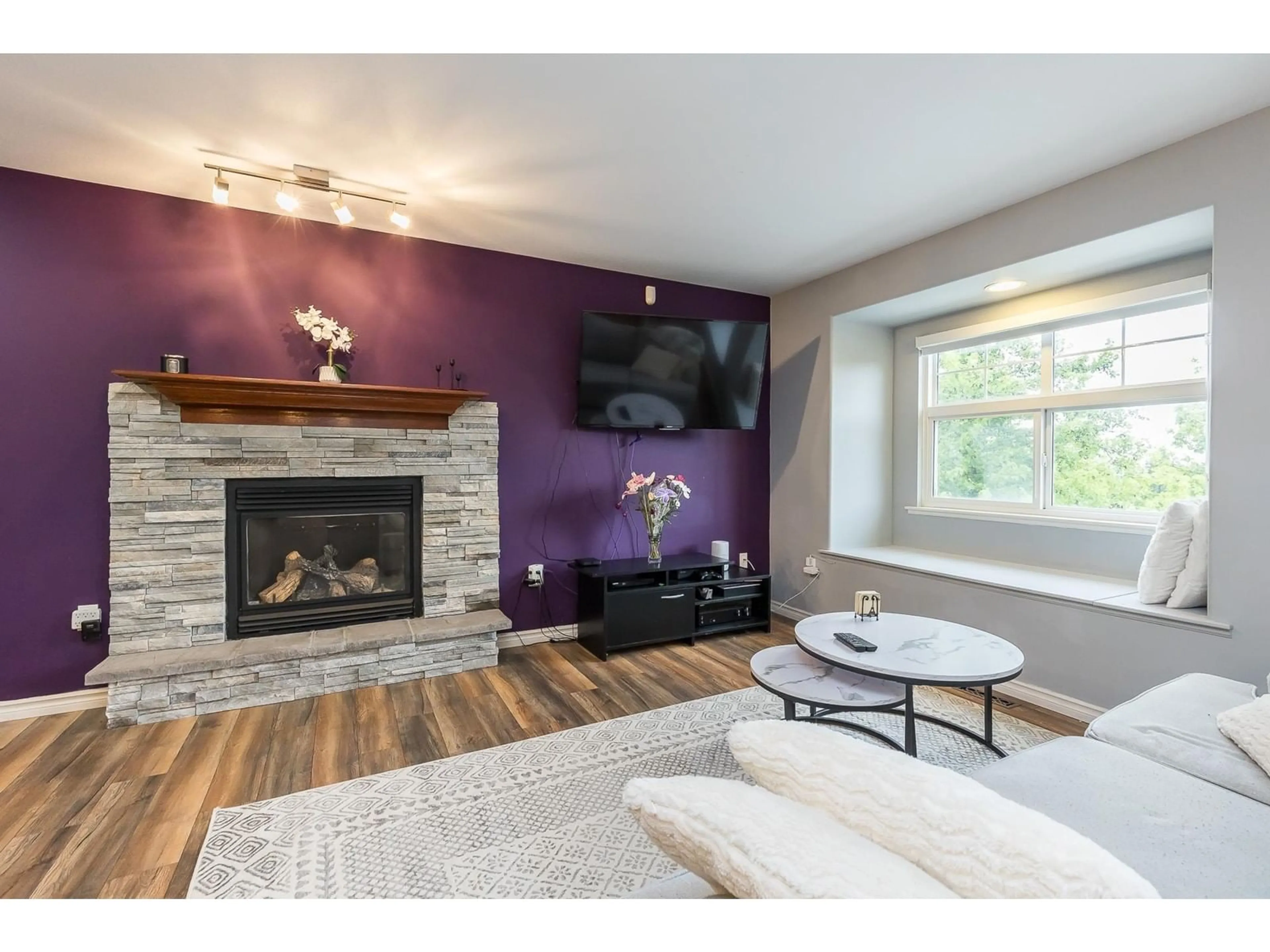 Living room with furniture, wood/laminate floor for 35166 LABURNUM, Abbotsford British Columbia V2S8K4