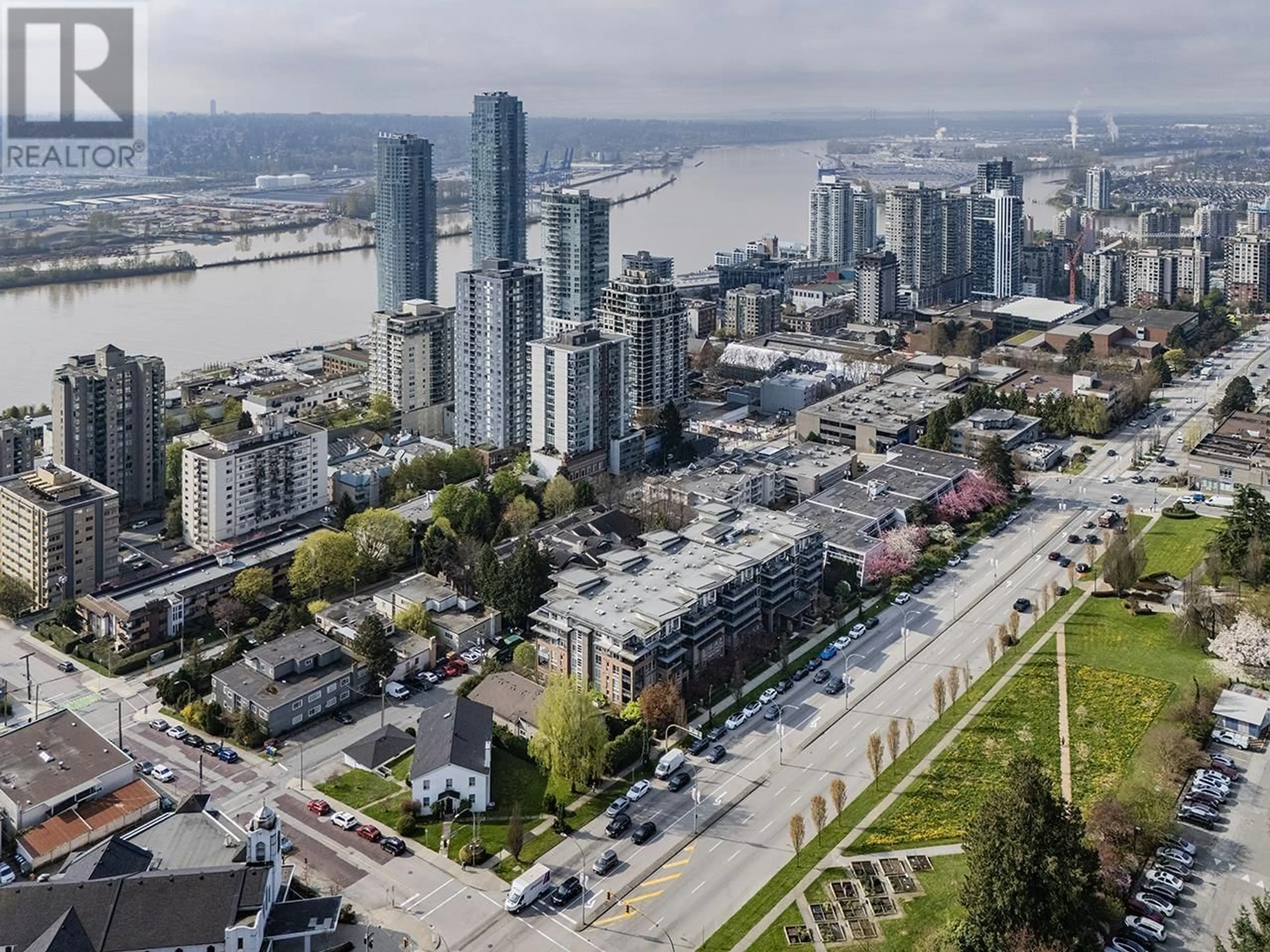 A pic from outside/outdoor area/front of a property/back of a property/a pic from drone, city buildings view from balcony for 316 - 500 ROYAL AVENUE, New Westminster British Columbia V3L0G5