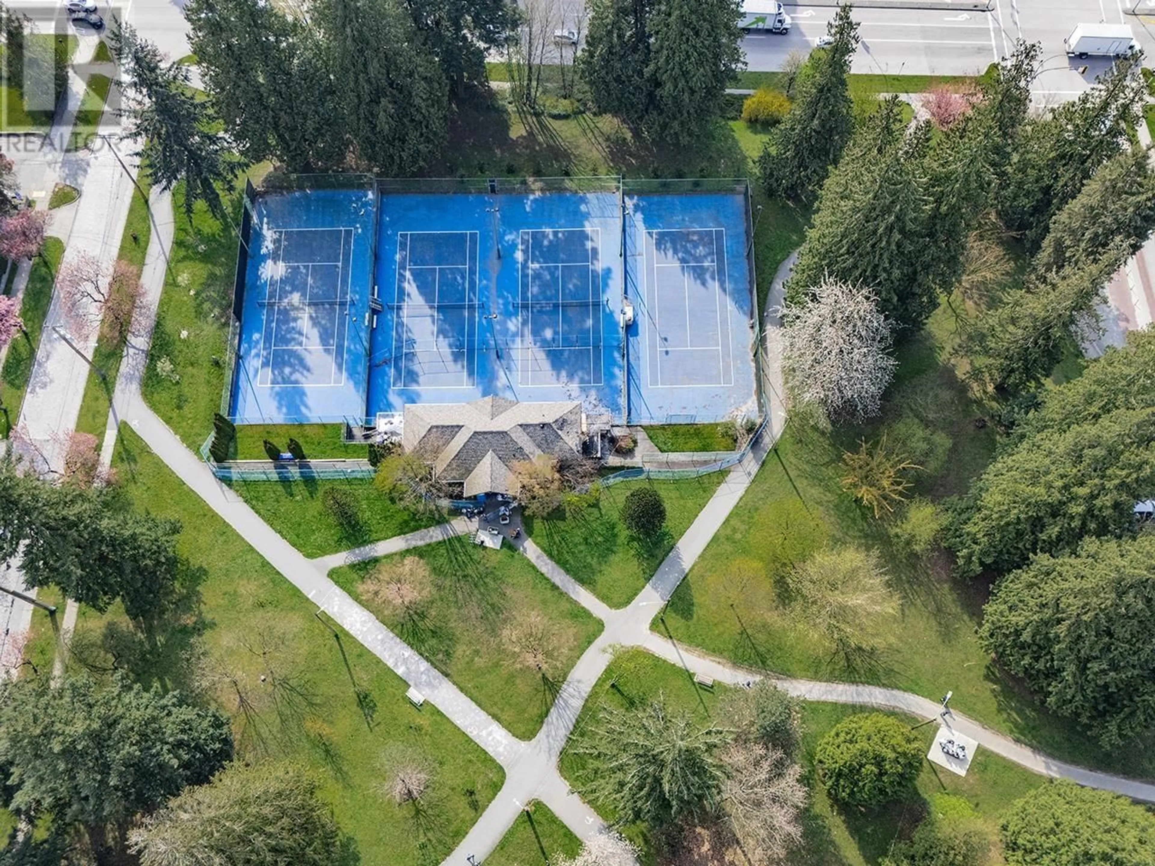 A pic from outside/outdoor area/front of a property/back of a property/a pic from drone, unknown for 316 - 500 ROYAL AVENUE, New Westminster British Columbia V3L0G5