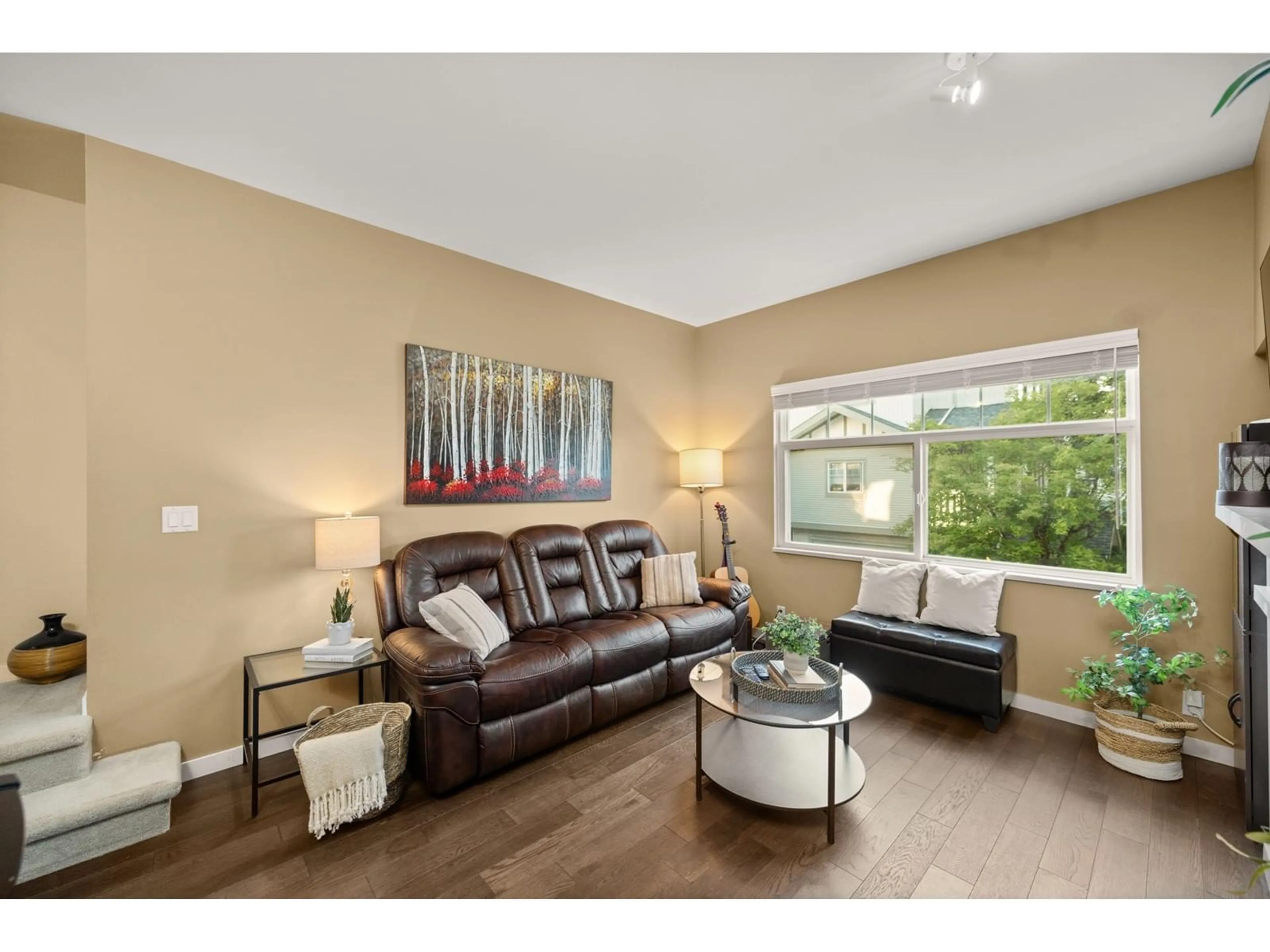 Living room with furniture, wood/laminate floor for 14 - 2678 KING GEORGE, Surrey British Columbia V4P1H6