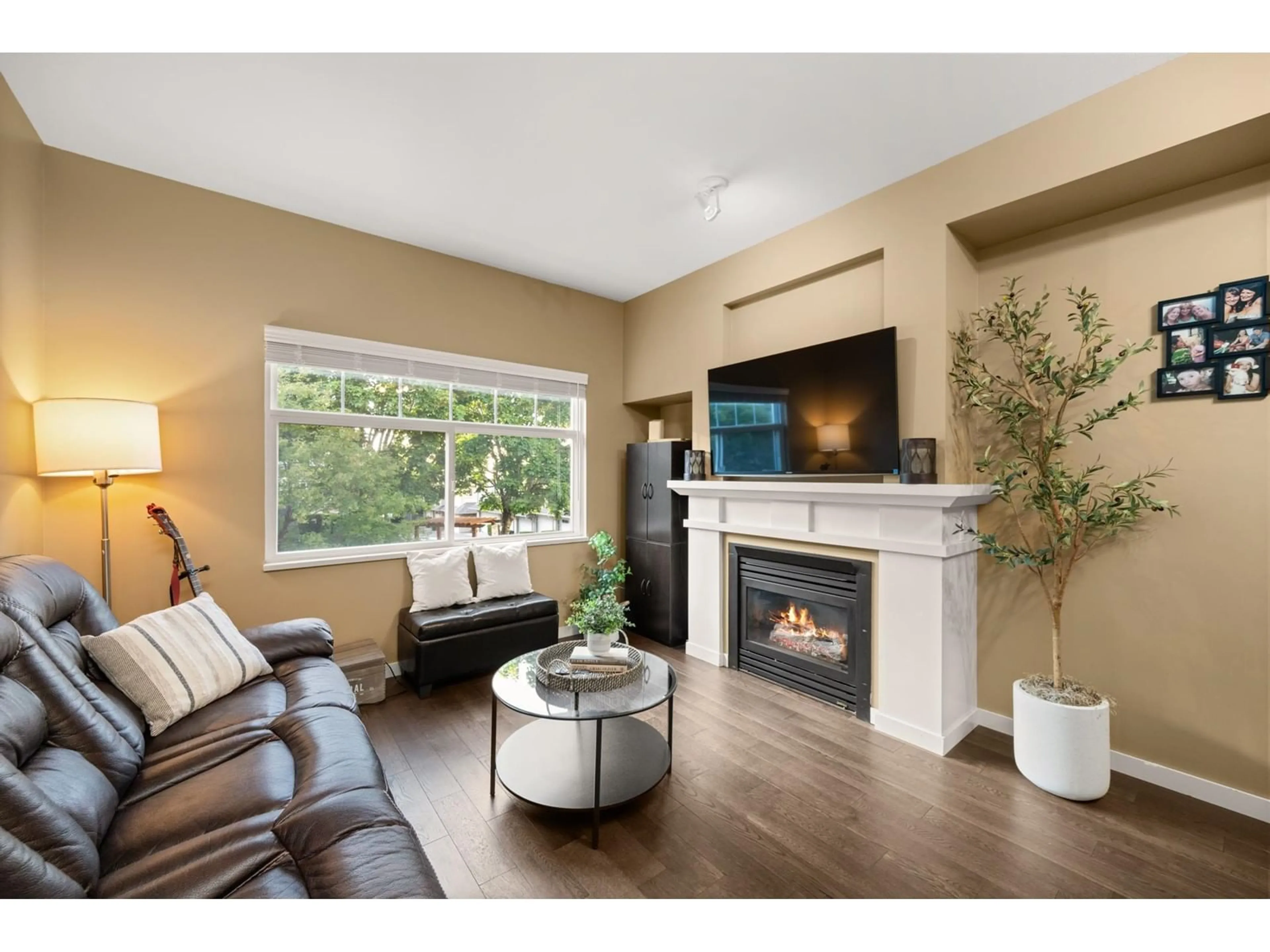 Living room with furniture, wood/laminate floor for 14 - 2678 KING GEORGE, Surrey British Columbia V4P1H6